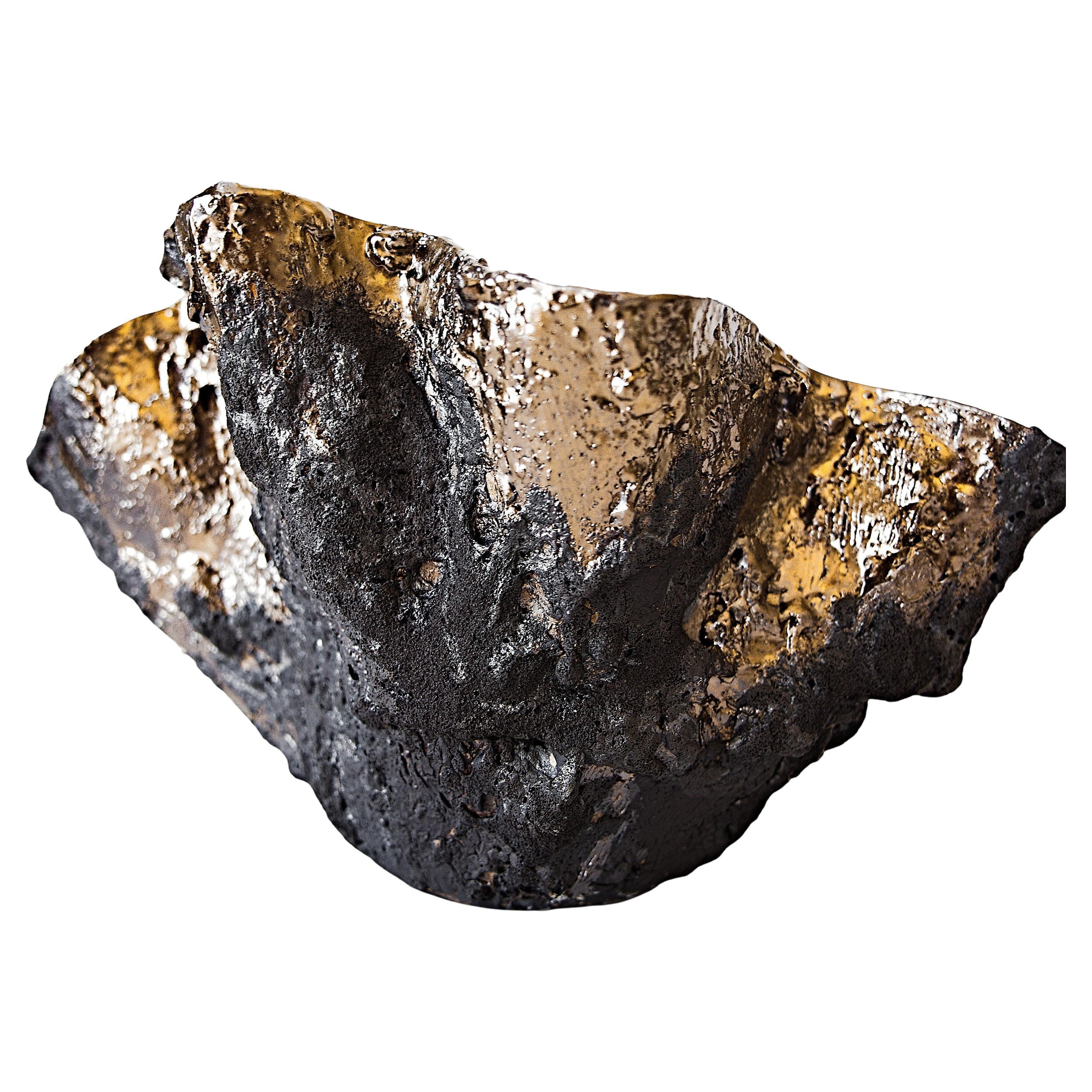 Découvrez la beauté inégalée du Black free  Bol de forme - glaçage or métallisé léger à l'intérieur 

 haut  aux Shine Studios. Ce vase ou bol en céramique fait à la main pour la décoration intérieure présente un mélange étonnant de glaçures