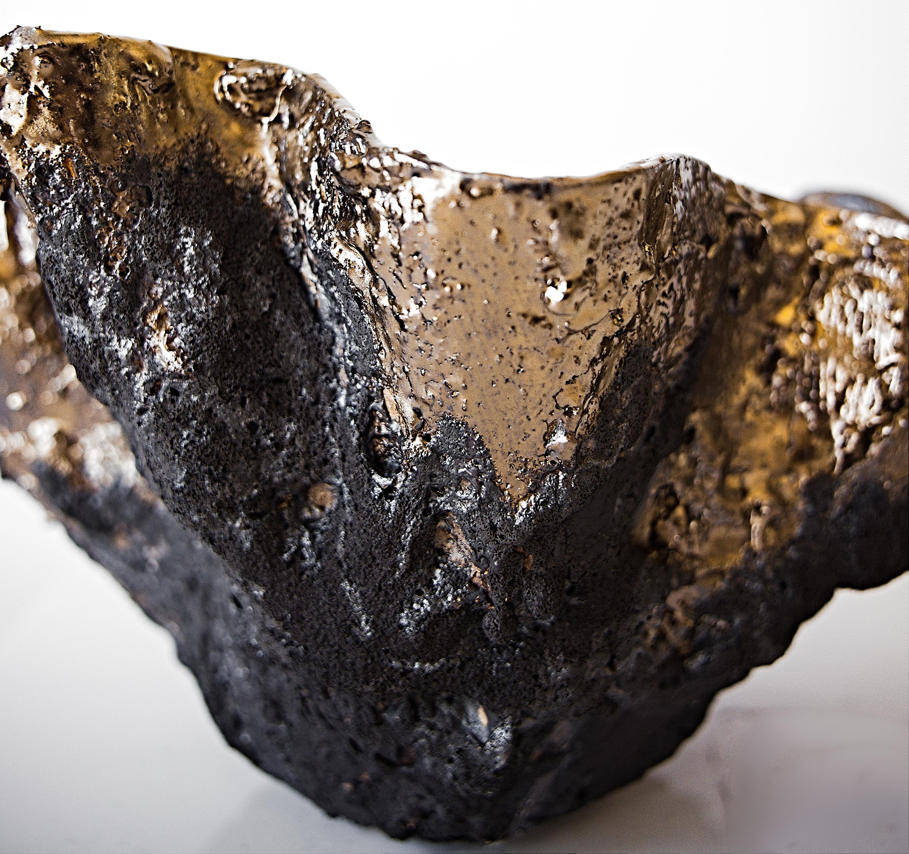 Grès Noir  Bol en céramique sculptée et dorée style libre Texture - 13