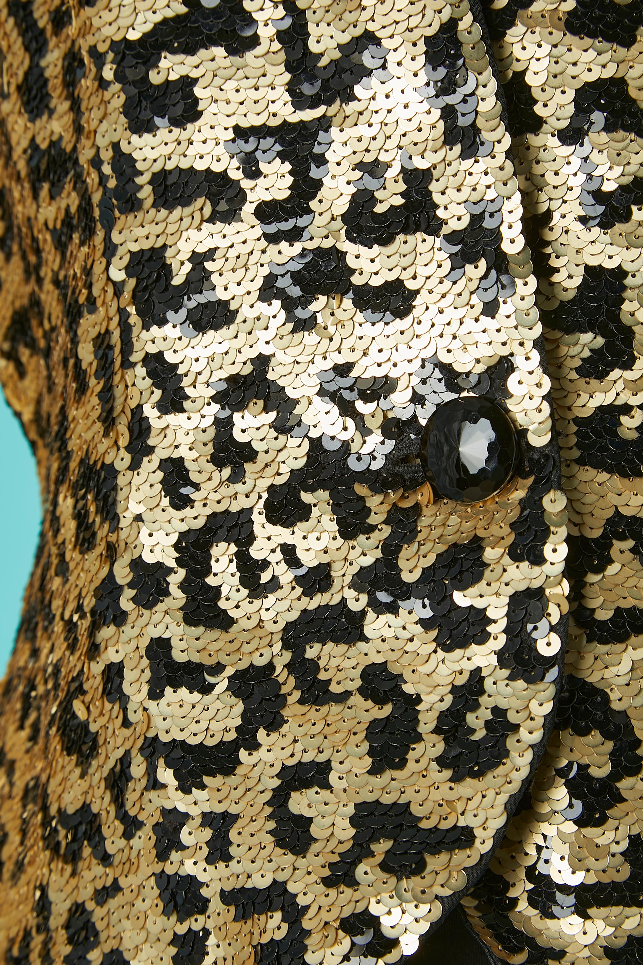 Black and gold sequin evening jacket with animal pattern. Main fabric: silk. Lining: rayon
Shoulder-pads. One black button in the middle front.
SIZE S