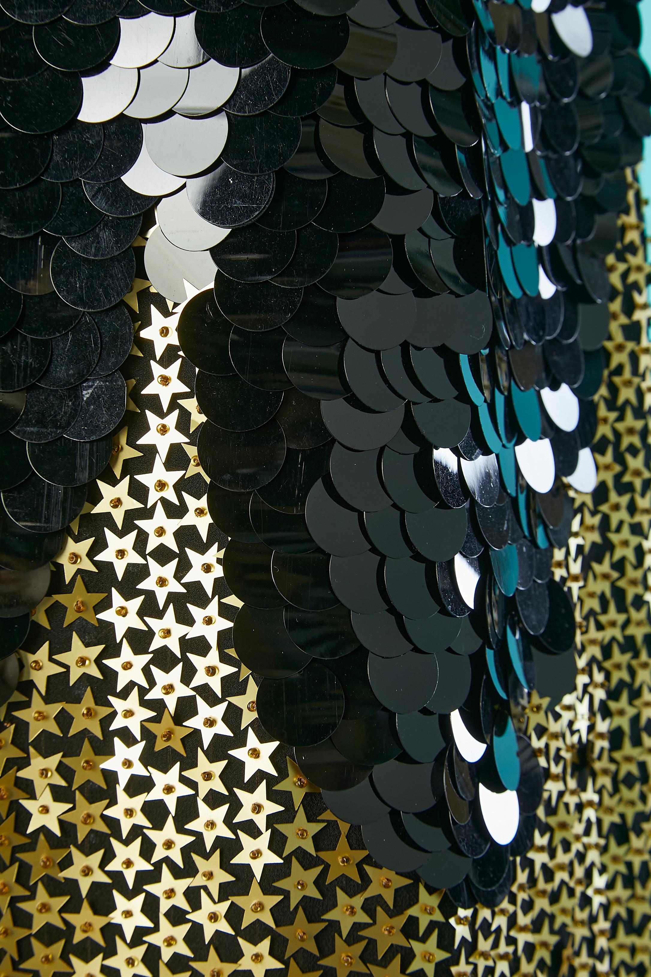 Schwarz-goldenes Pailletten-Cocktailkleid mit Sternchen. 
Reißverschluss auf der linken Seite. Hauptmaterial: Seide
Futter: Polyester
GRÖSSE 40 (Fr) 8 (Us) 