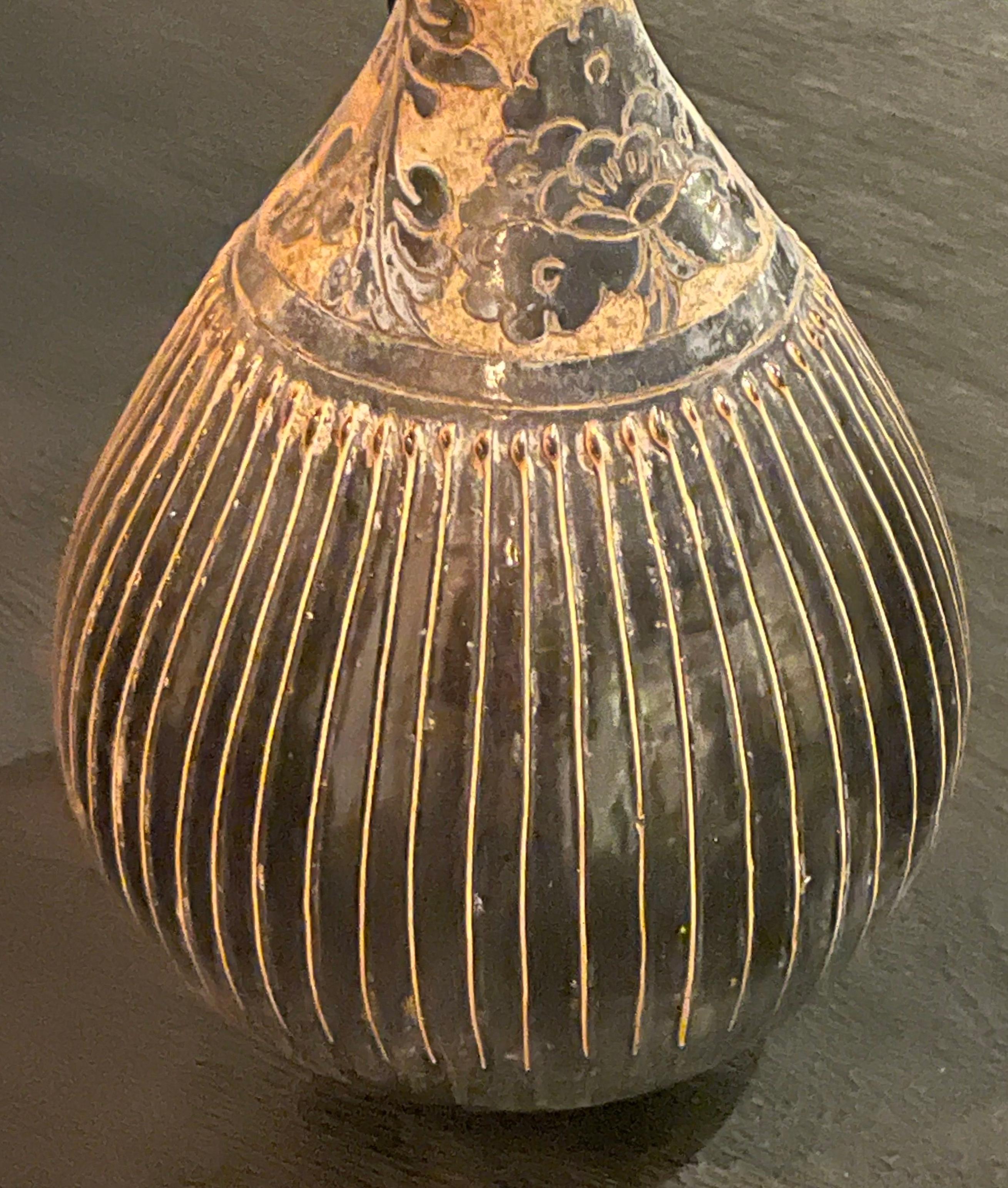 Chinois Vase à rayures noires et dorées, Chine, contemporain en vente