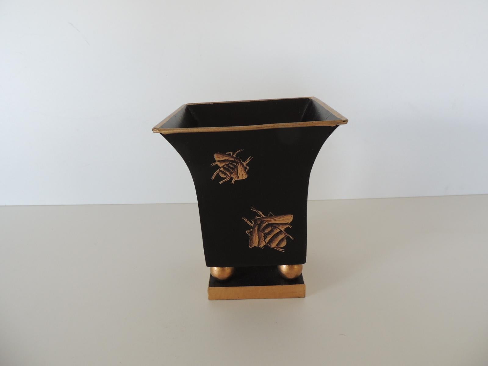 Black and gold tole petite catchpot with bees
Size: 5