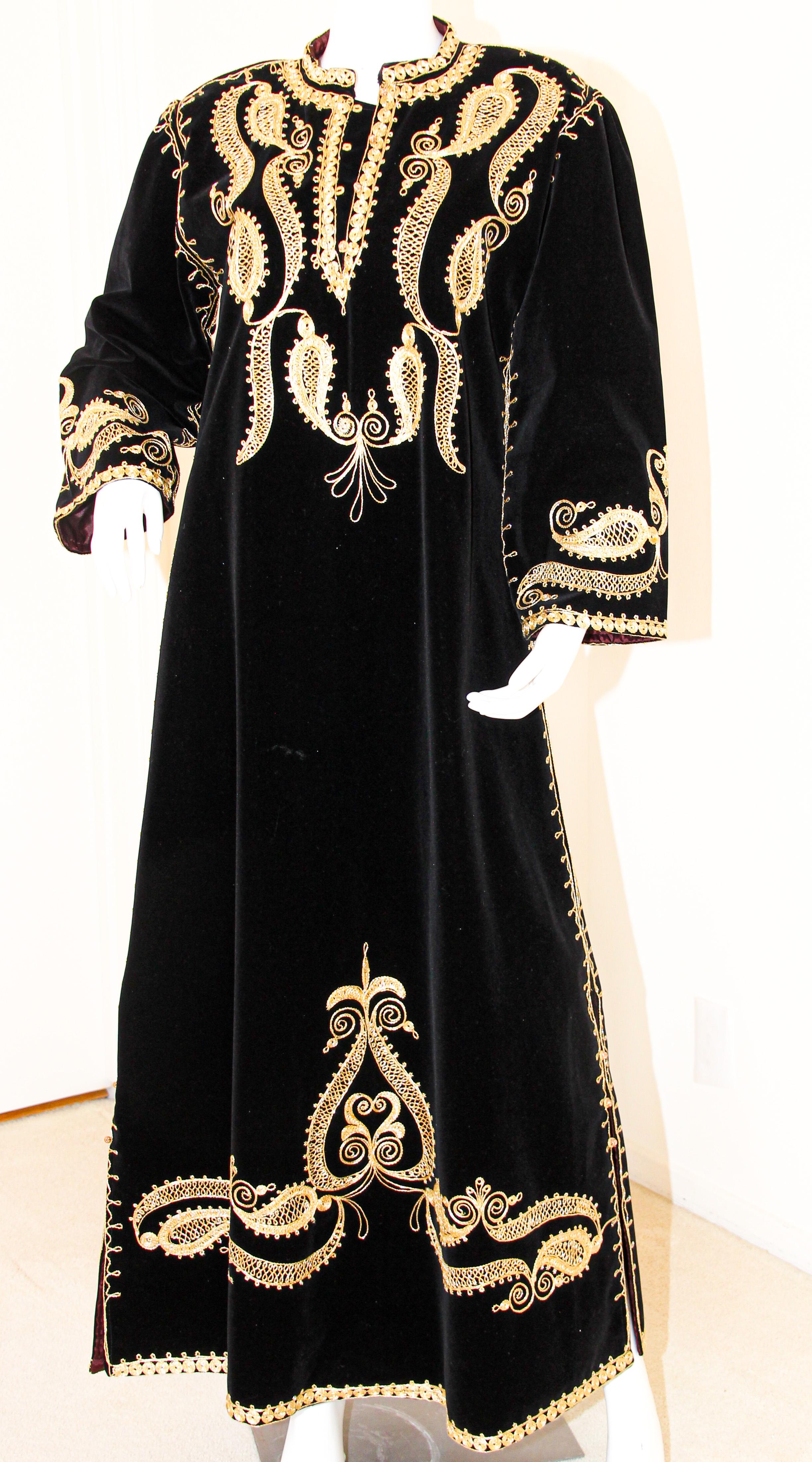 The Bindalli henna dress is a garment made for special occasions such as weddings.
Bindallis were worn by the bride, and her female family and friends. 
Marked by elaborate floral designs bindallis were decorated with dival embroidery, a technique