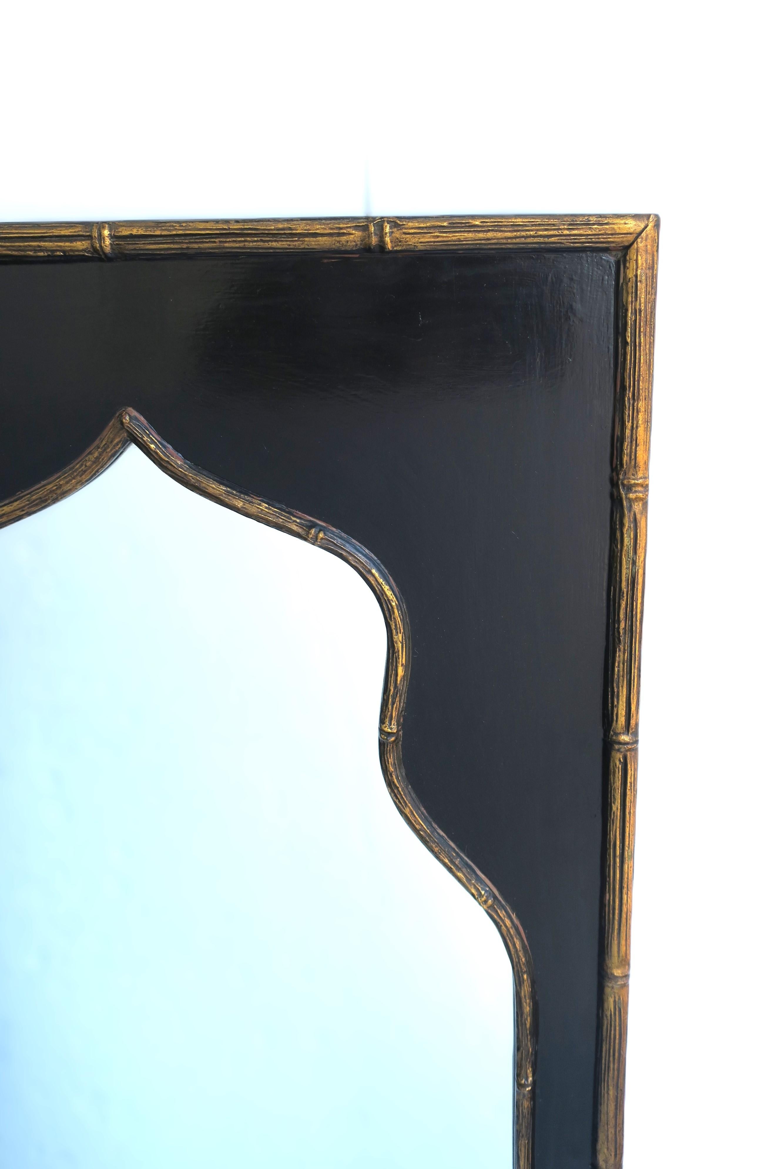 Milieu du XXe siècle Miroir mural noir et or avec détails en bambou mauresque