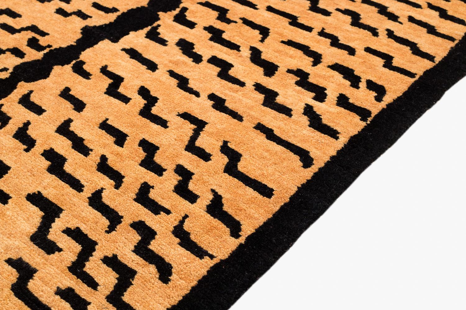 Tibetischer Tiger-Teppich aus Wolle in Schwarz und Goldbraun (Handgewebt) im Angebot