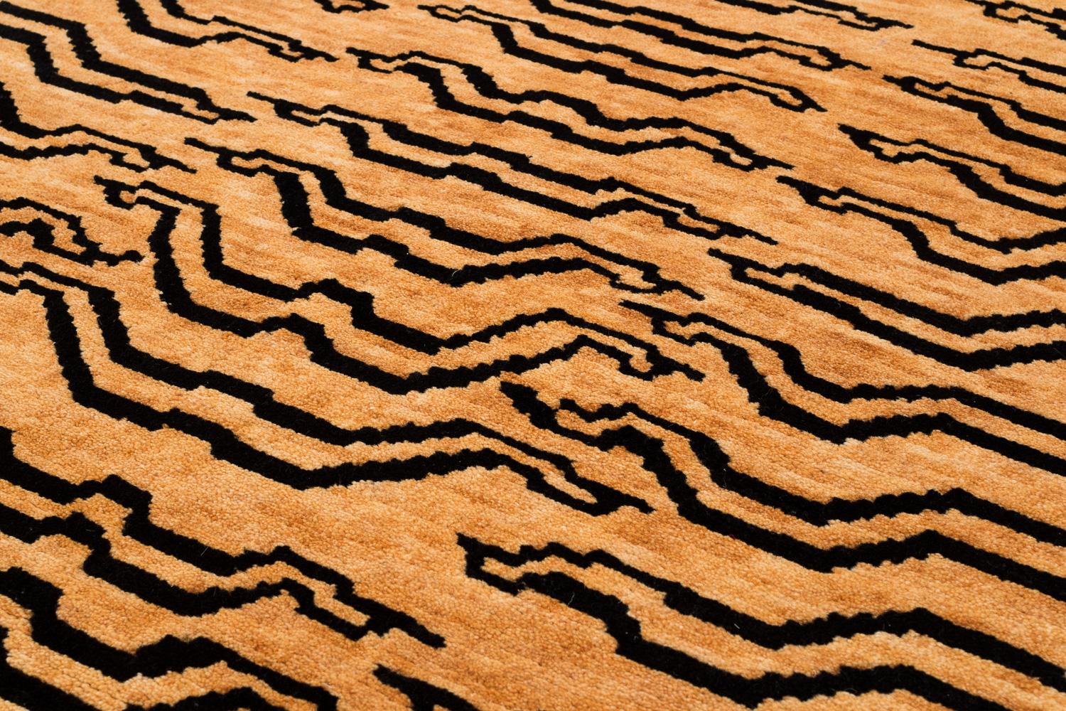 Tibetischer Tiger-Teppich aus Wolle in Schwarz und Goldbraun im Zustand „Neu“ in New York, NY
