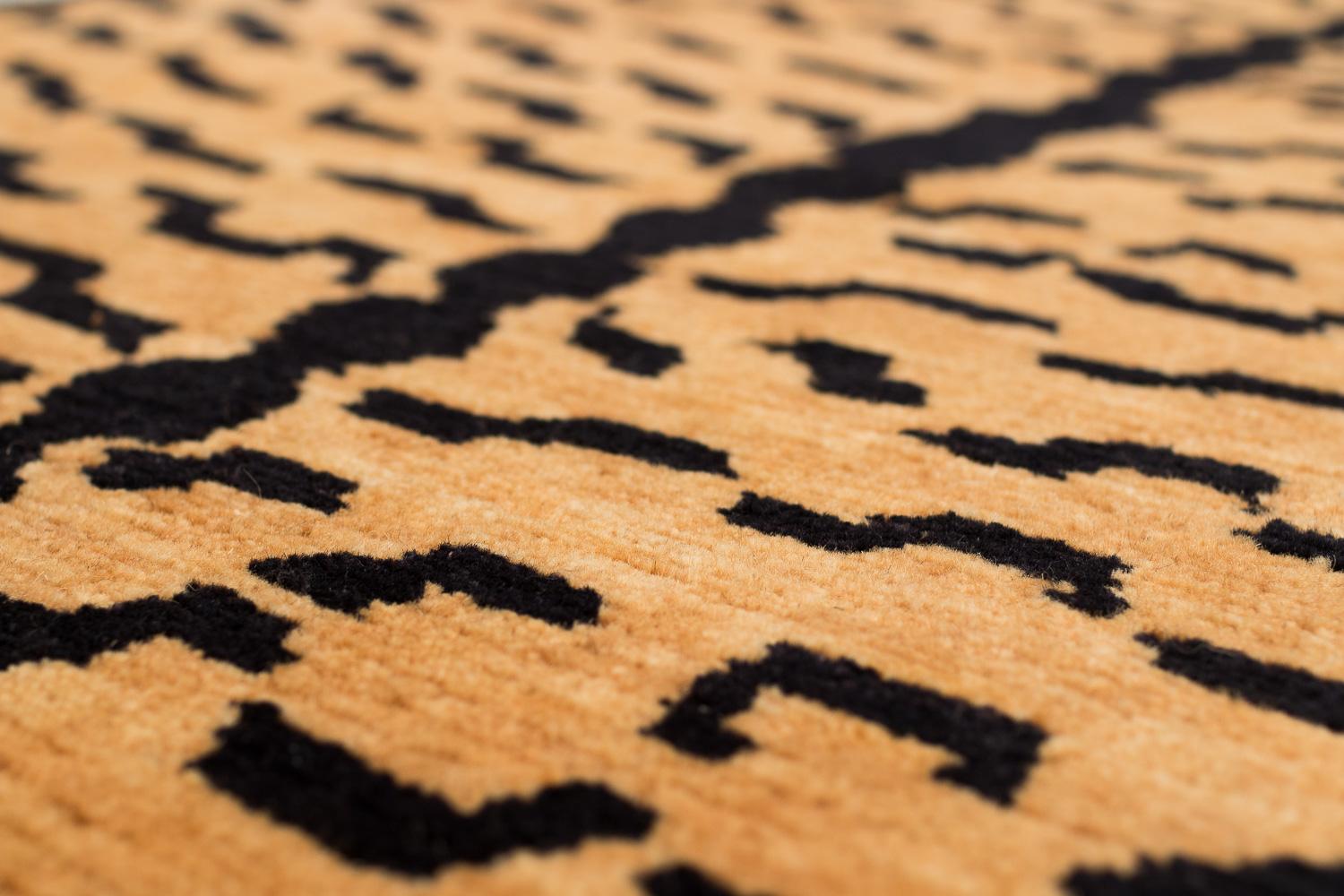 Tibetischer Tiger-Teppich aus Wolle in Schwarz und Goldbraun (21. Jahrhundert und zeitgenössisch) im Angebot