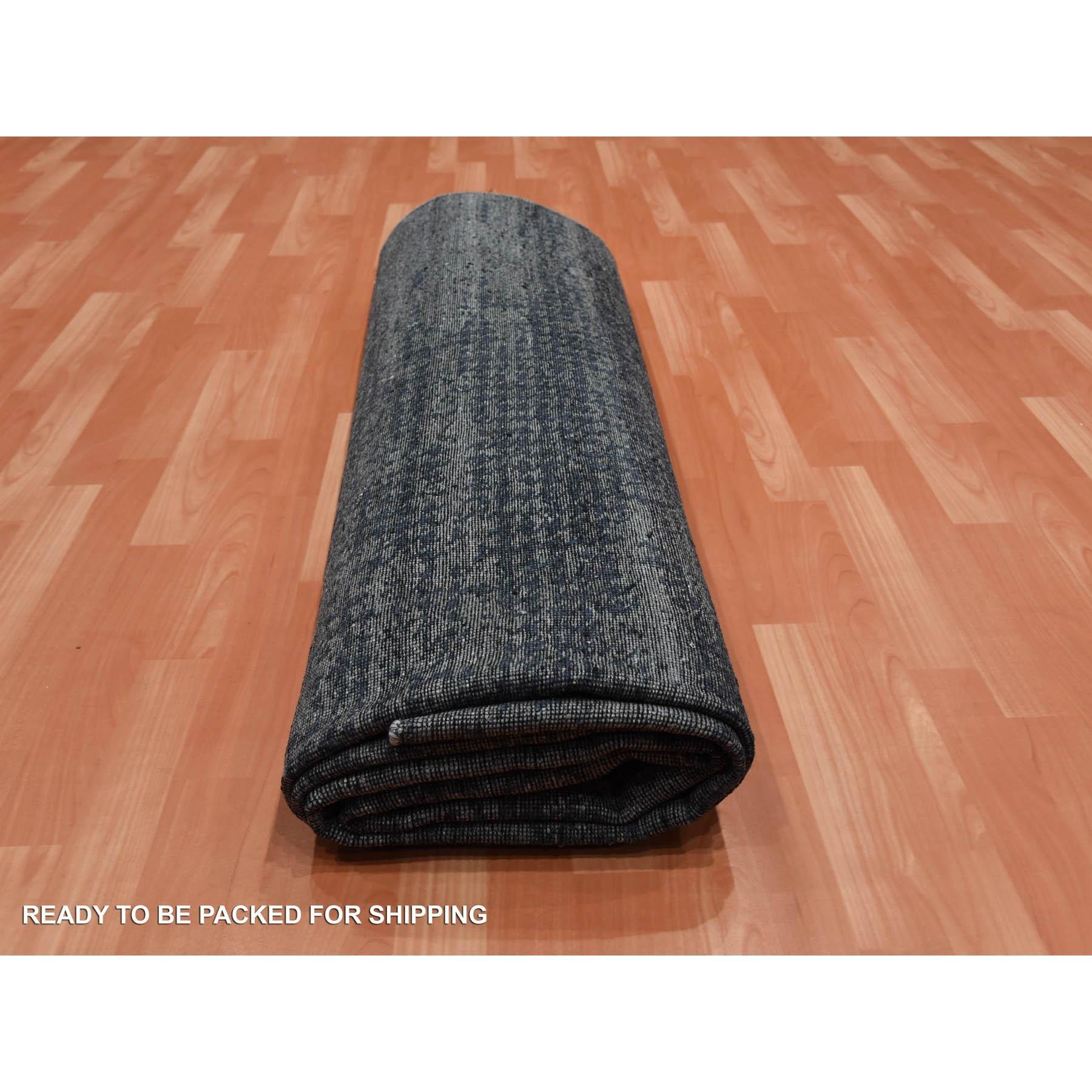 Tappeto orientale annodato a mano in pura seta dal design moderno, nero e grigio. in vendita 2