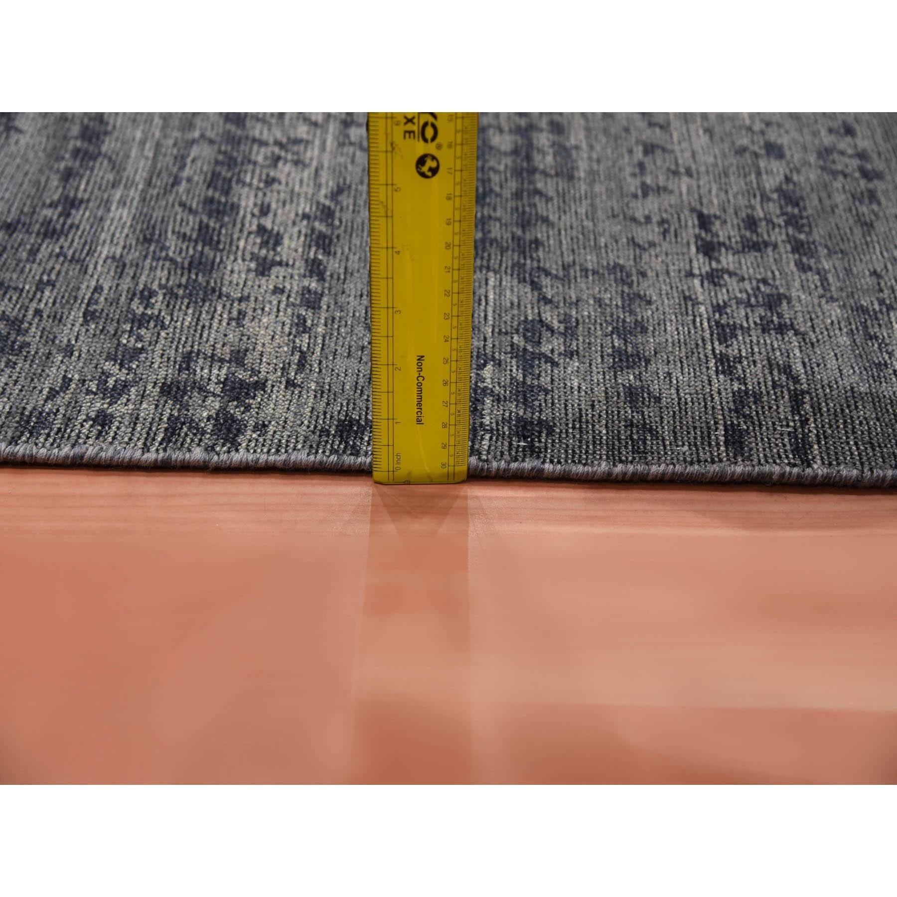 Tappeto orientale annodato a mano in pura seta dal design moderno, nero e grigio. in vendita 3