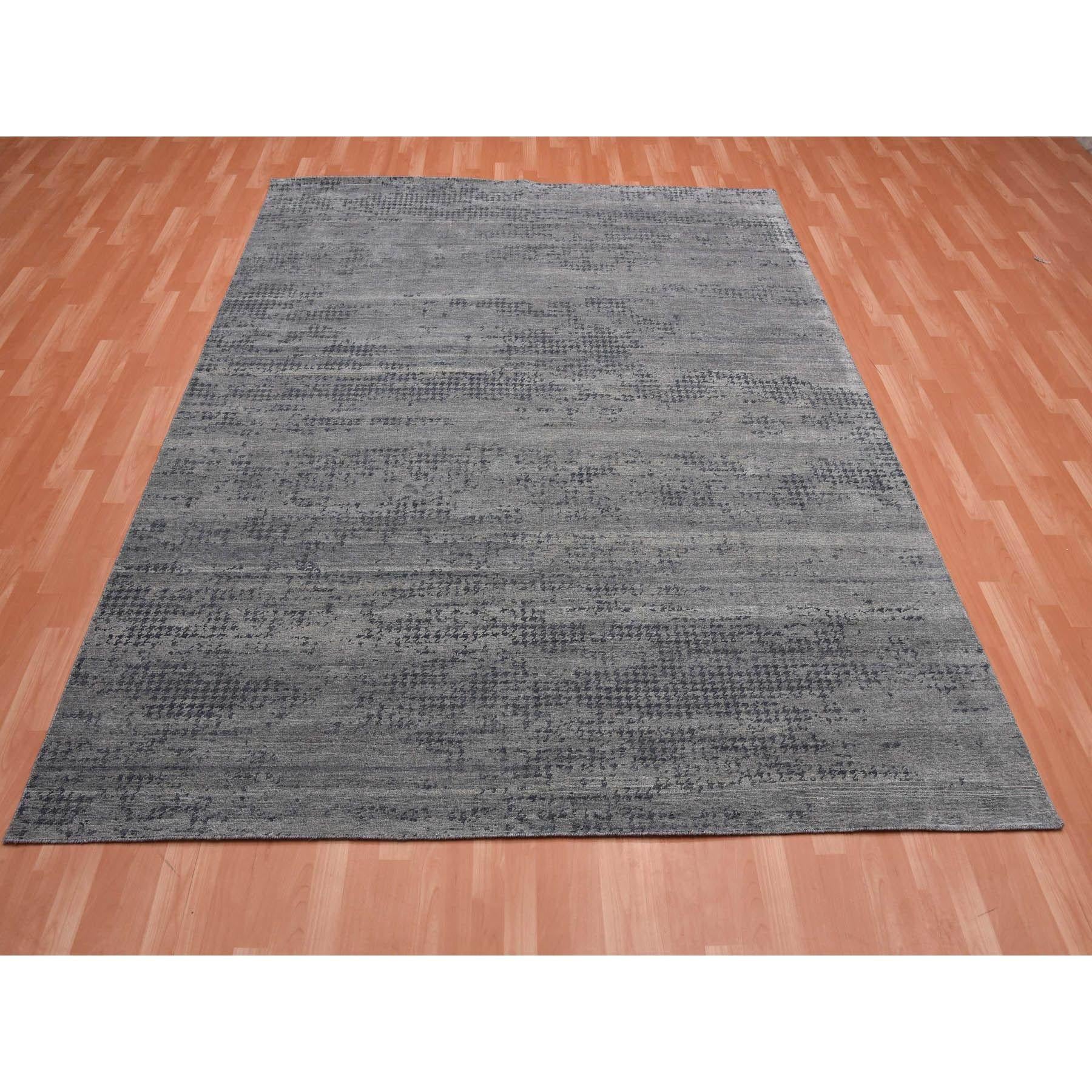 Moderno Tappeto orientale annodato a mano in pura seta dal design moderno, nero e grigio. in vendita