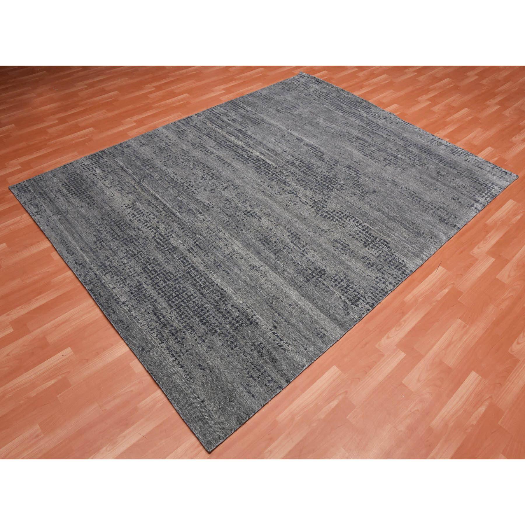 Indiano Tappeto orientale annodato a mano in pura seta dal design moderno, nero e grigio. in vendita