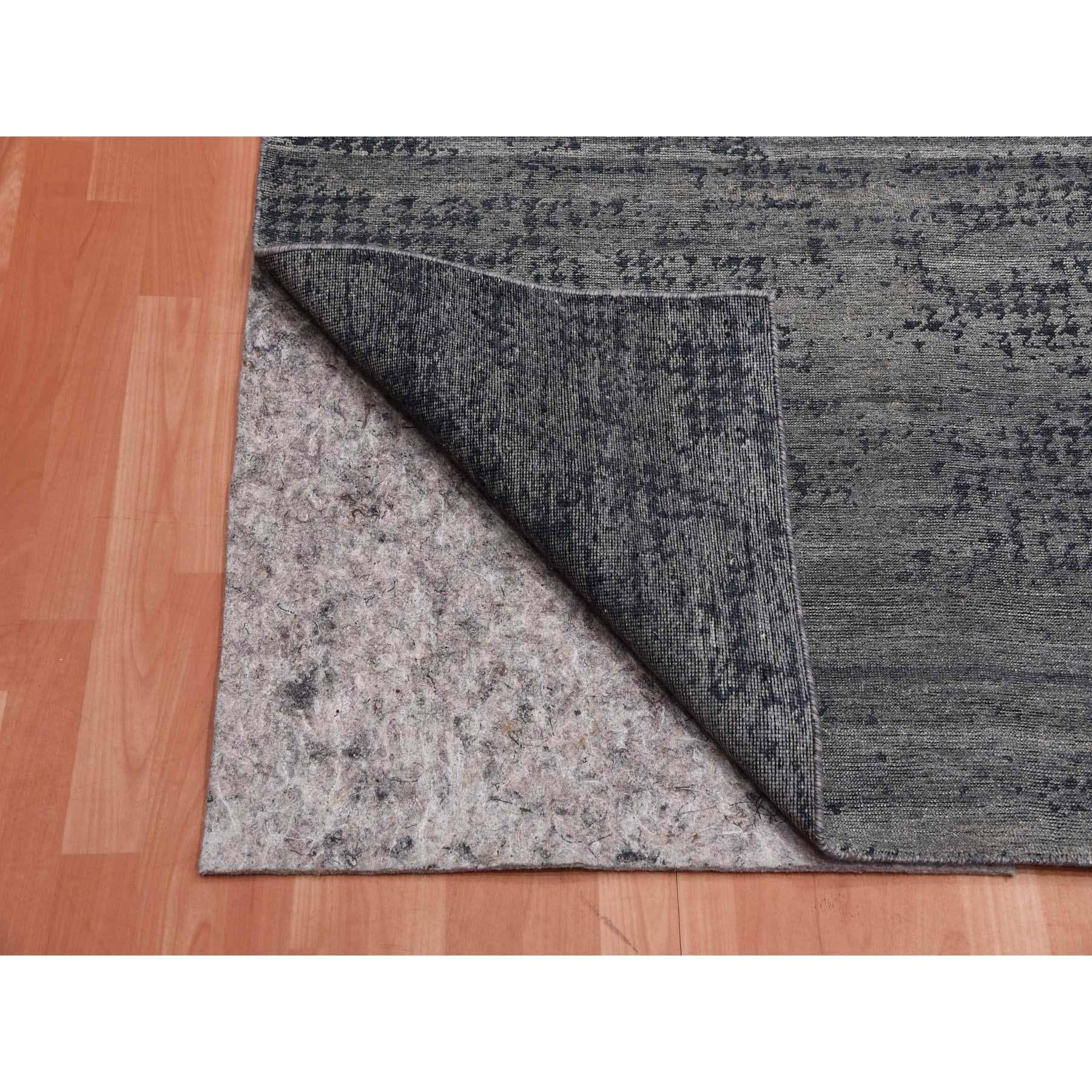 Annodato a mano Tappeto orientale annodato a mano in pura seta dal design moderno, nero e grigio. in vendita
