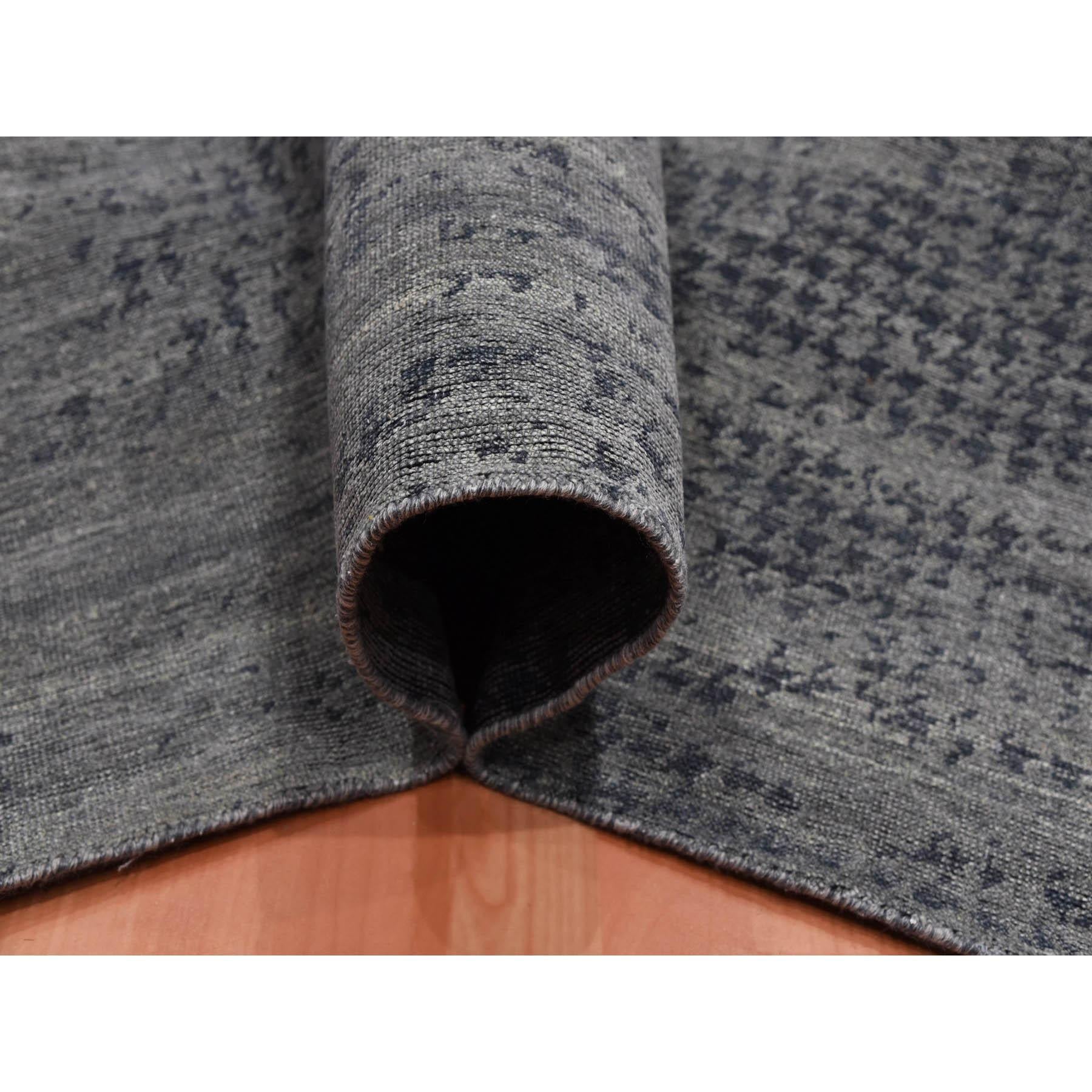 Tappeto orientale annodato a mano in pura seta dal design moderno, nero e grigio. In condizioni Nuovo in vendita a Carlstadt, NJ