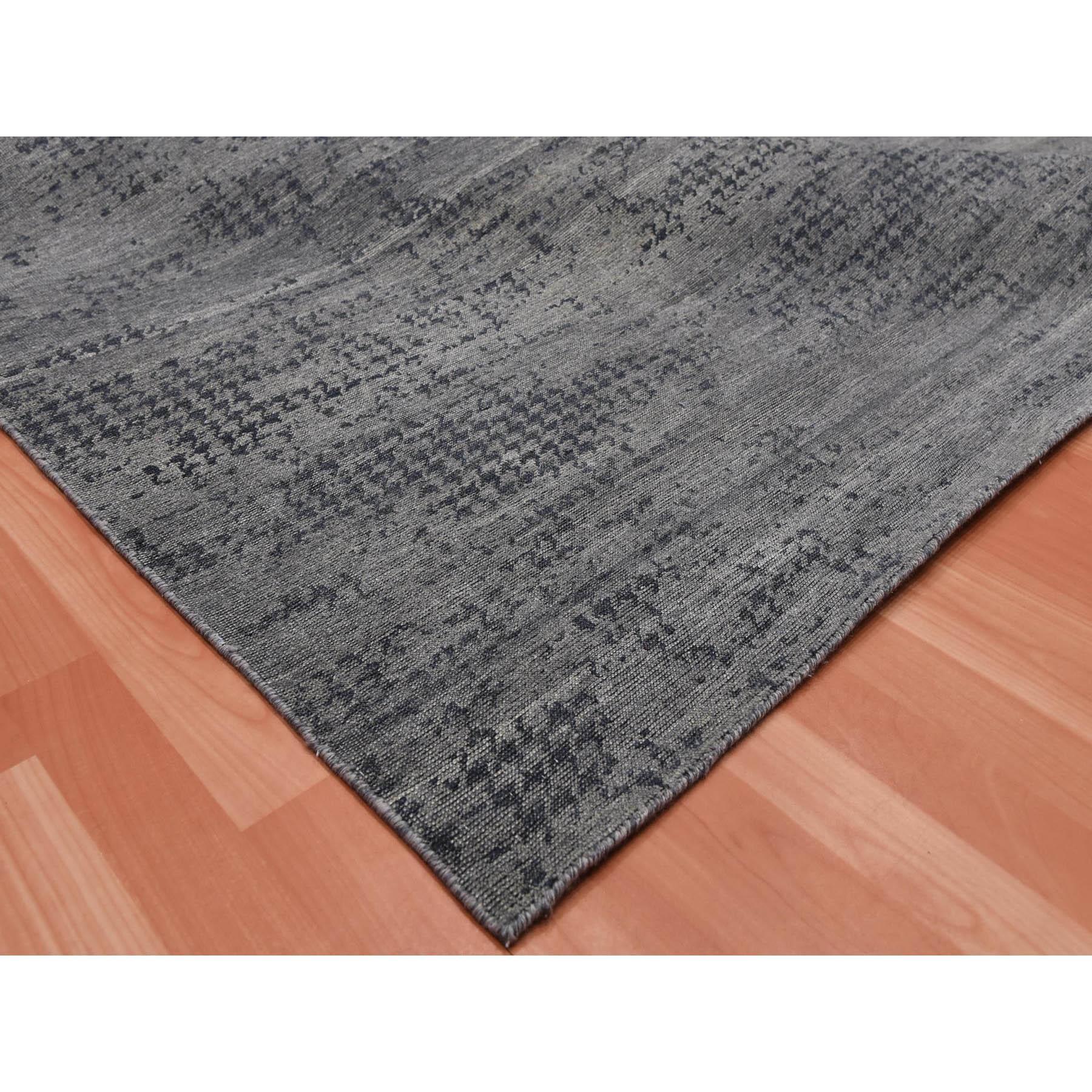 XXI secolo e contemporaneo Tappeto orientale annodato a mano in pura seta dal design moderno, nero e grigio. in vendita