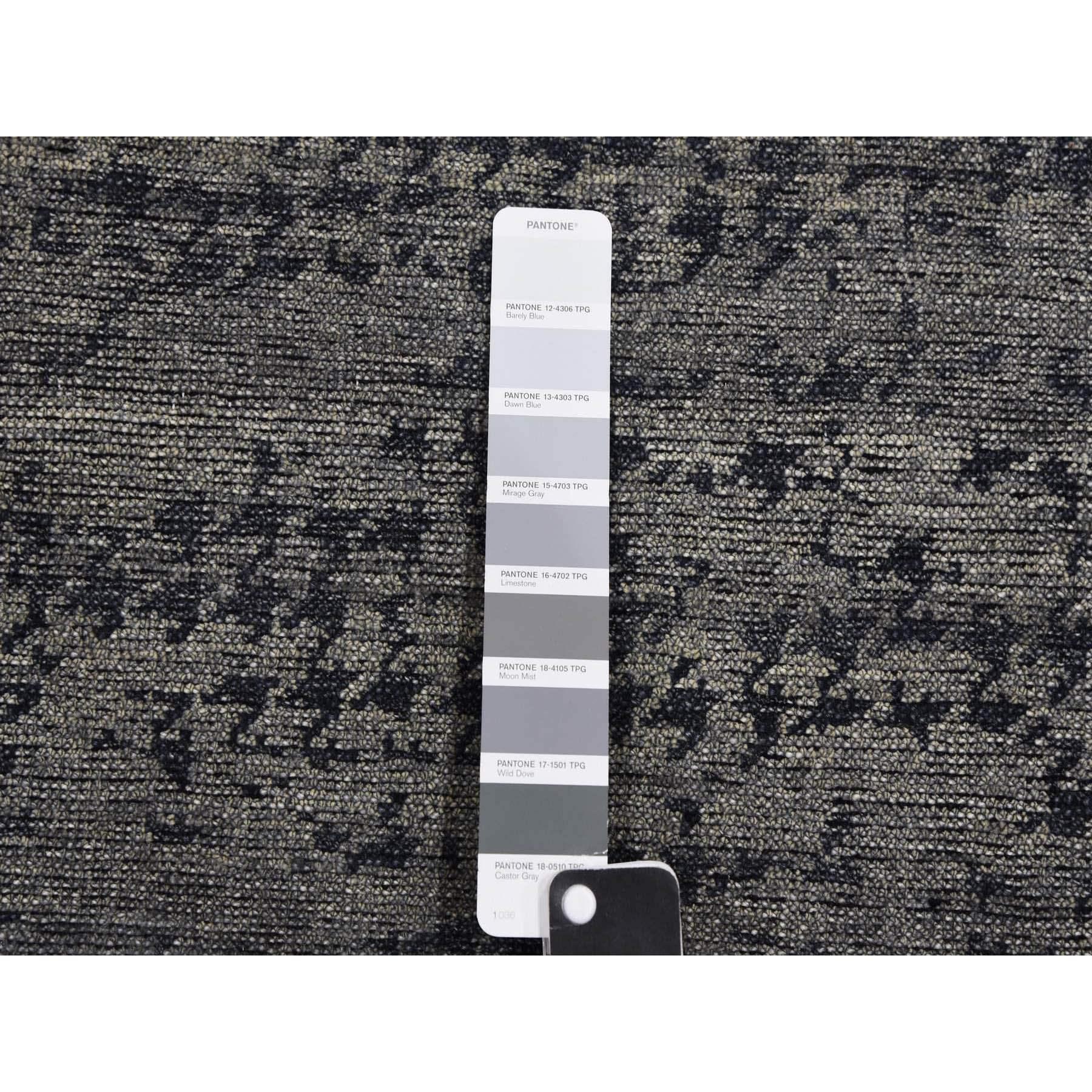 Seta Tappeto orientale annodato a mano in pura seta dal design moderno, nero e grigio. in vendita