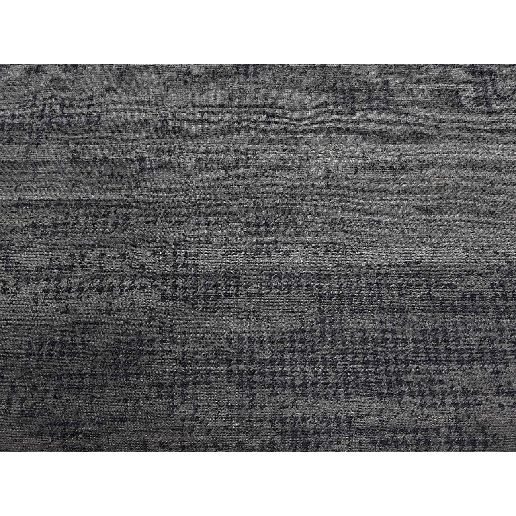 Tappeto orientale annodato a mano in pura seta dal design moderno, nero e grigio. in vendita 1