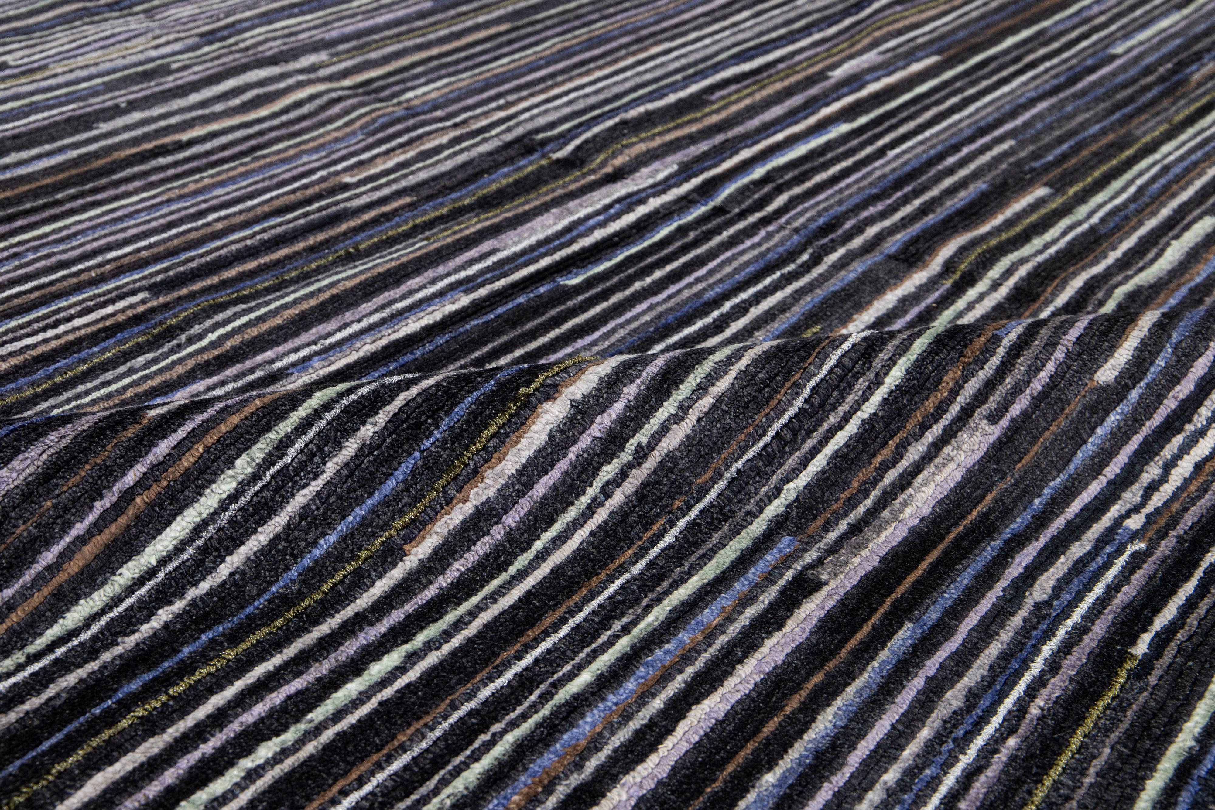 Tapis indien moderne en laine noire et grise à motifs rayés en vente 2