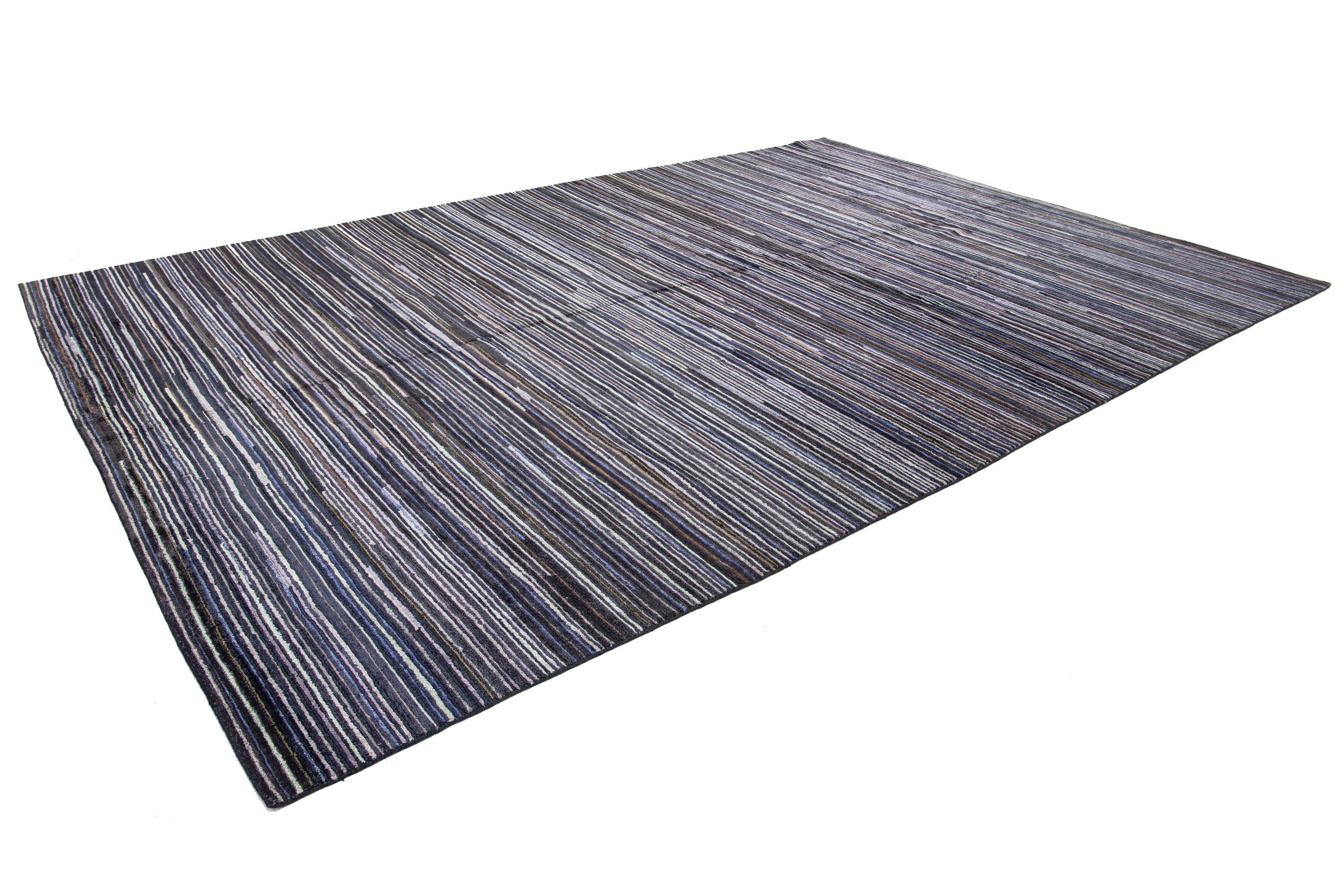 Moderner indischer Teppich aus schwarzer und grauer Wolle mit gestreiftem Design (Handgeknüpft) im Angebot