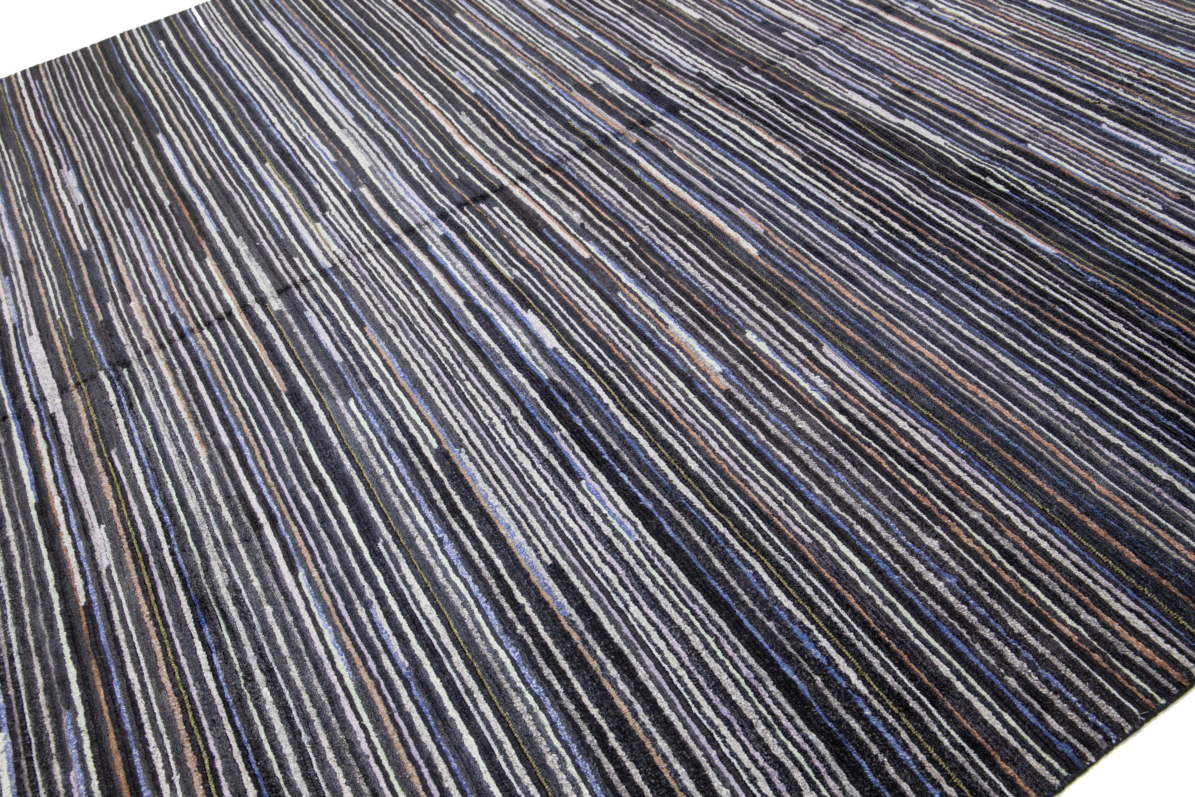 Moderner indischer Teppich aus schwarzer und grauer Wolle mit gestreiftem Design im Zustand „Neu“ im Angebot in Norwalk, CT