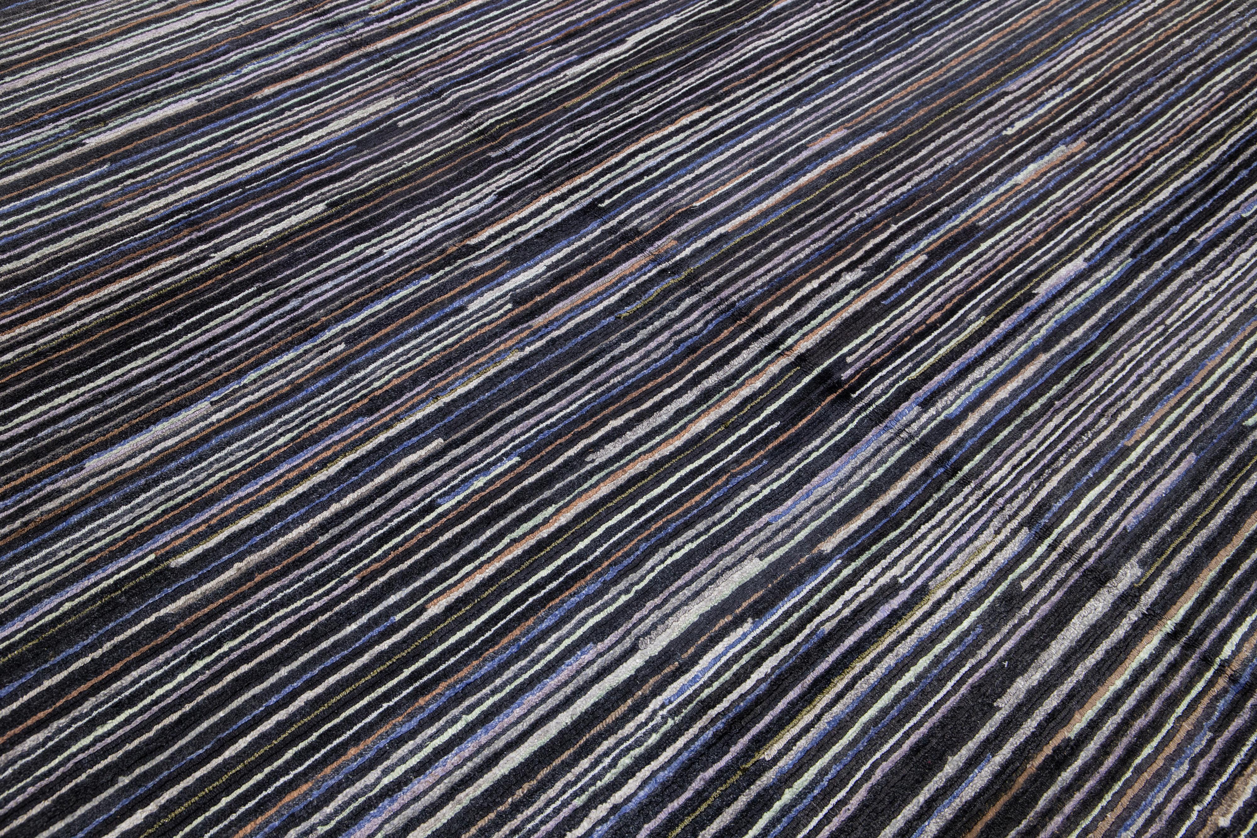 Tapis indien moderne en laine noire et grise à motifs rayés en vente 1