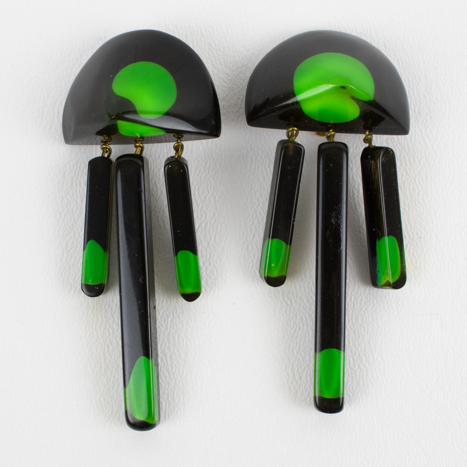 Moderniste Boucles d'oreilles à pince géométrique en résine acrylique noire et verte en vente