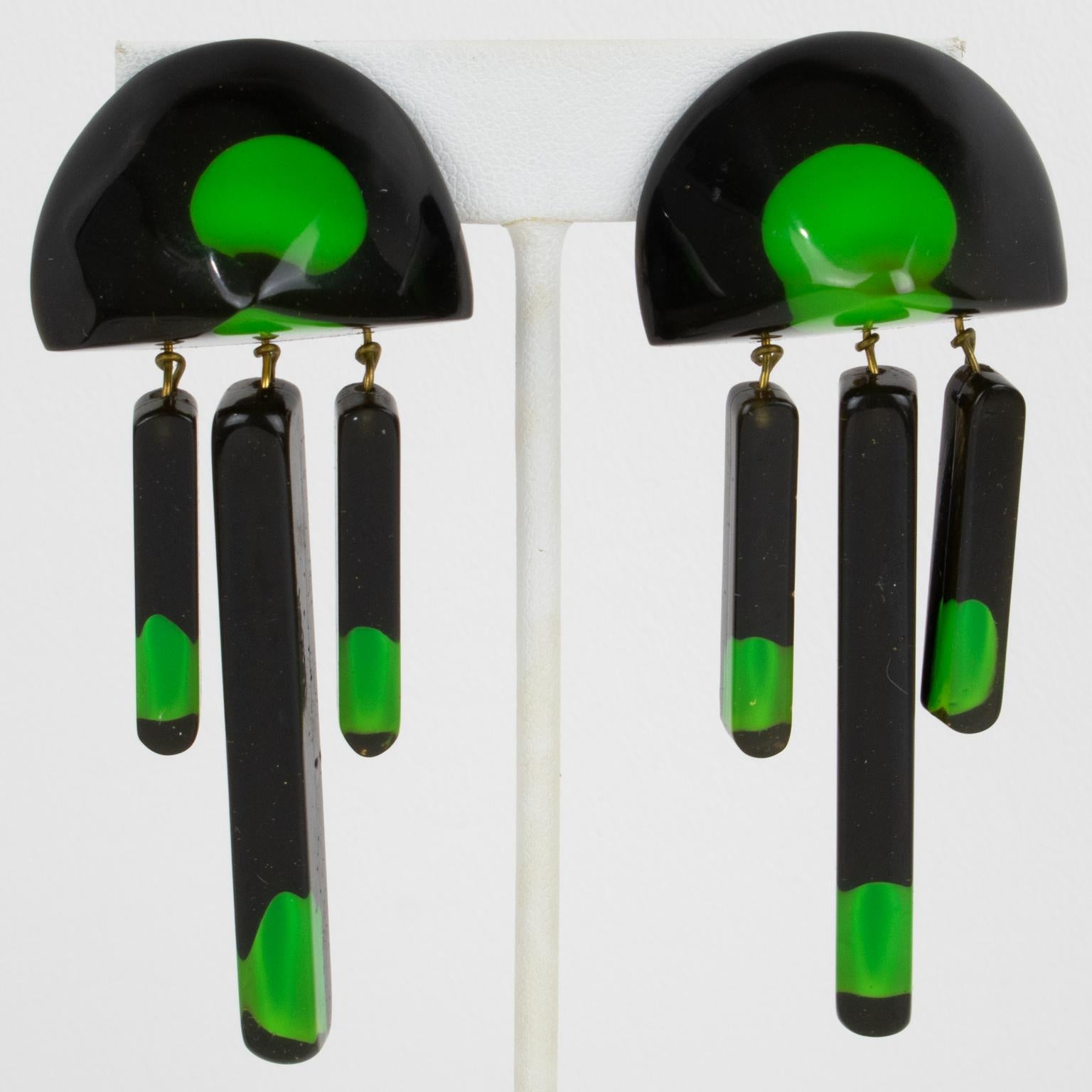Boucles d'oreilles à pince géométrique en résine acrylique noire et verte en vente 1
