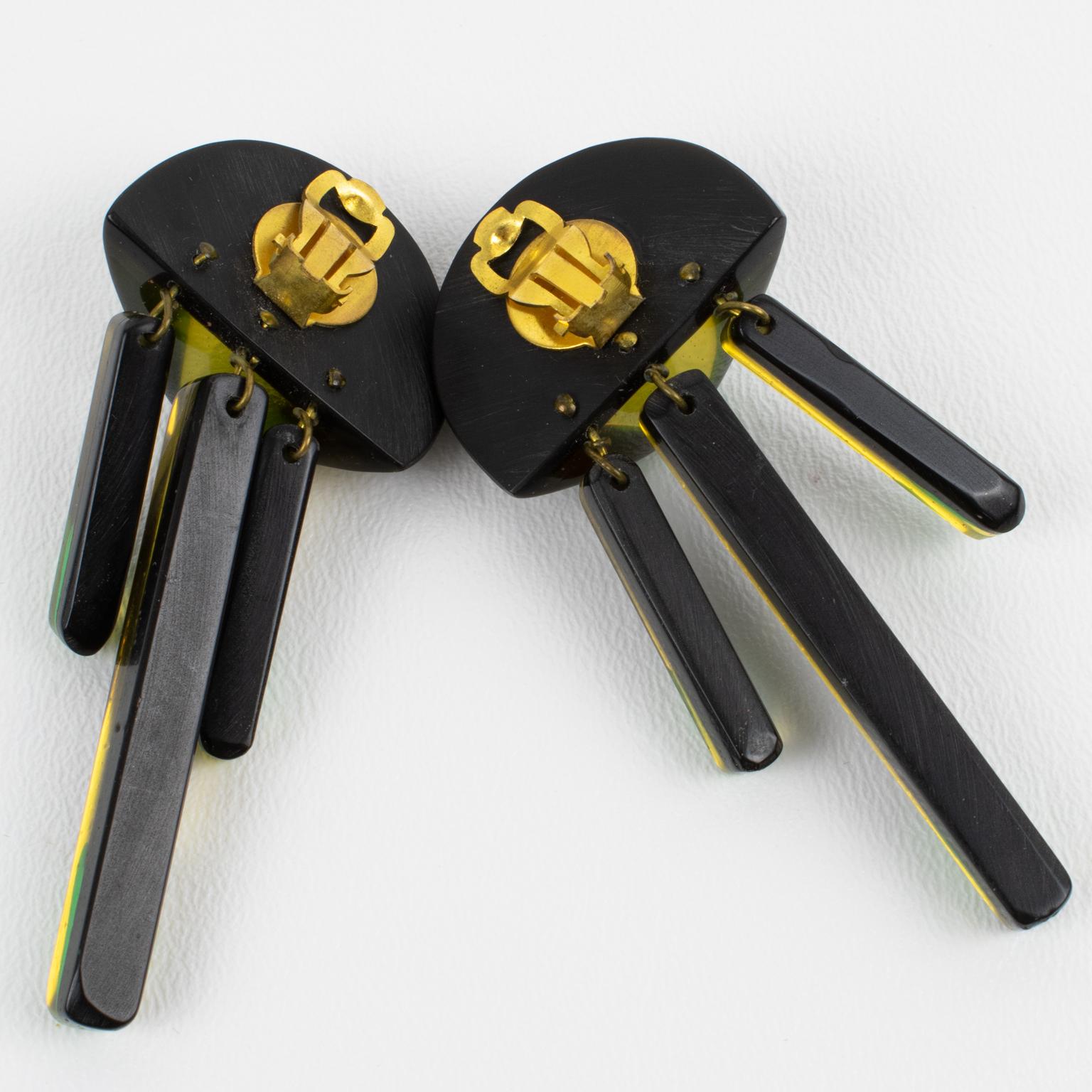 Boucles d'oreilles à pince géométrique en résine acrylique noire et verte en vente 3