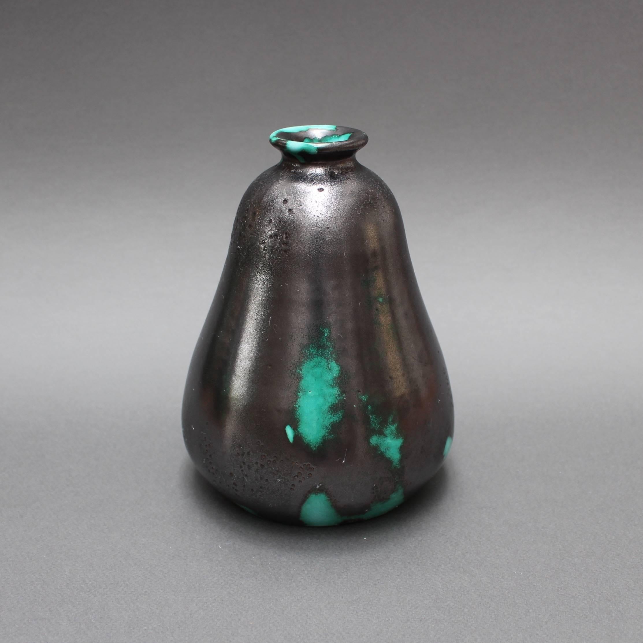 Vase Primavera en céramique noire et verte de C.A.B. (Céramique d'art de Bordeaux) pour le Printemps (vers 1930). Ce vase en forme de poire à l'embouchure étroite est tout à fait envoûtant. La base de couleur verte est pratiquement recouverte d'un