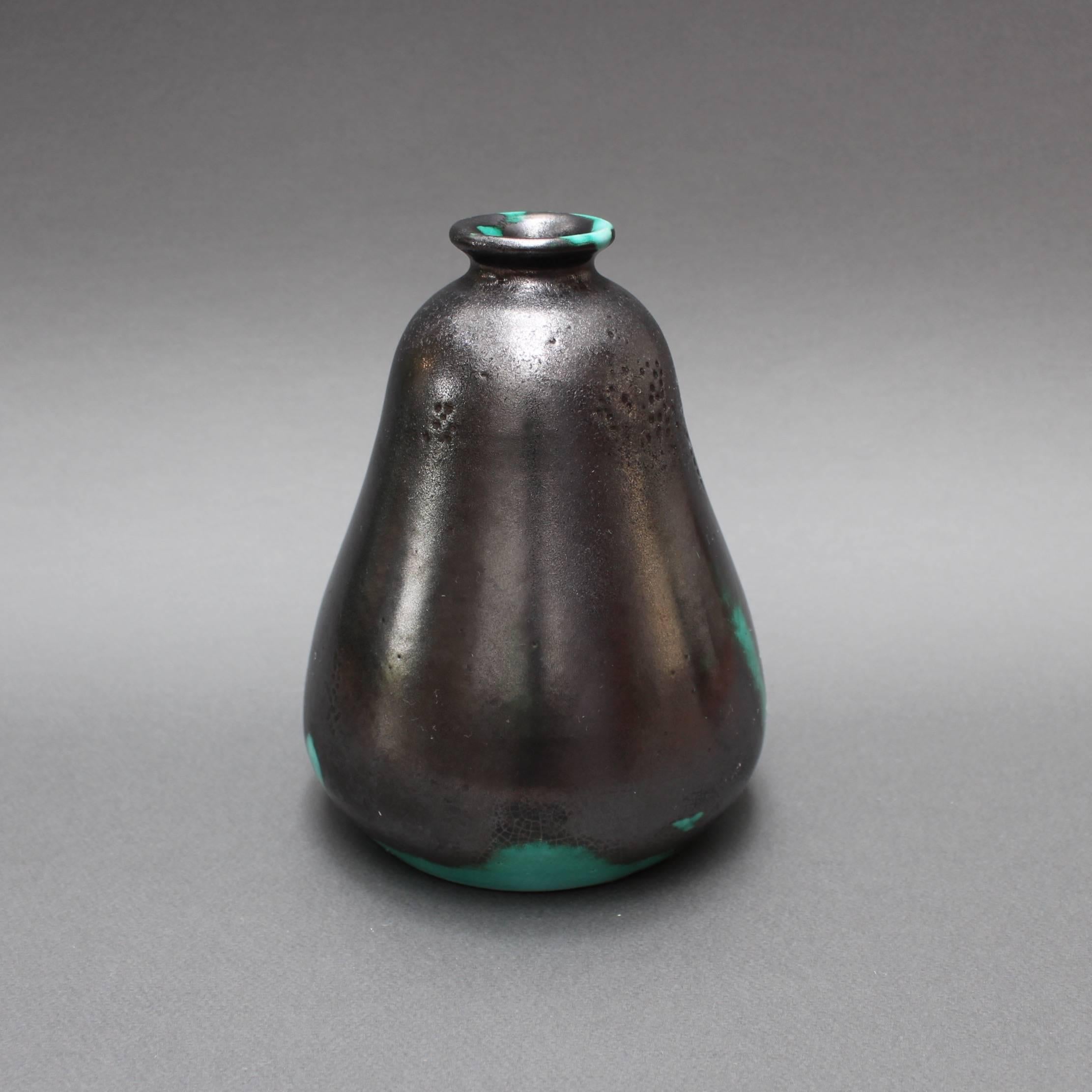 Français Vase en céramique noire et verte par Primavera, vers les années 1930 en vente