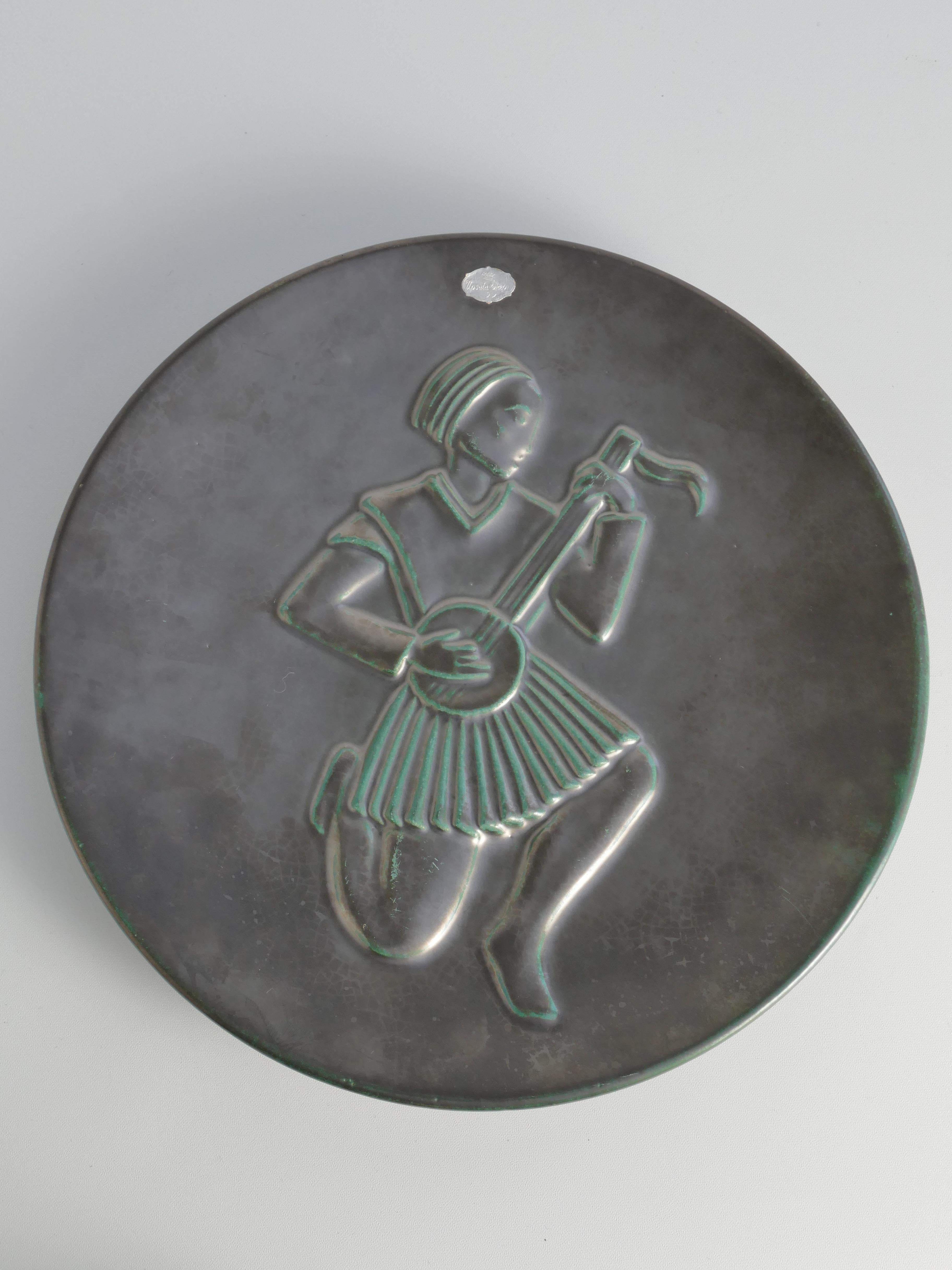 
Este es un impresionante plato de pared de loza art decó de Gertrud Lönegren para Upsala Ekeby

Este exquisito plato de loza fue diseñado por Gertrud Lönegren para Upsala Ekeby en la década de 1930. El plato presenta una decoración figurativa en