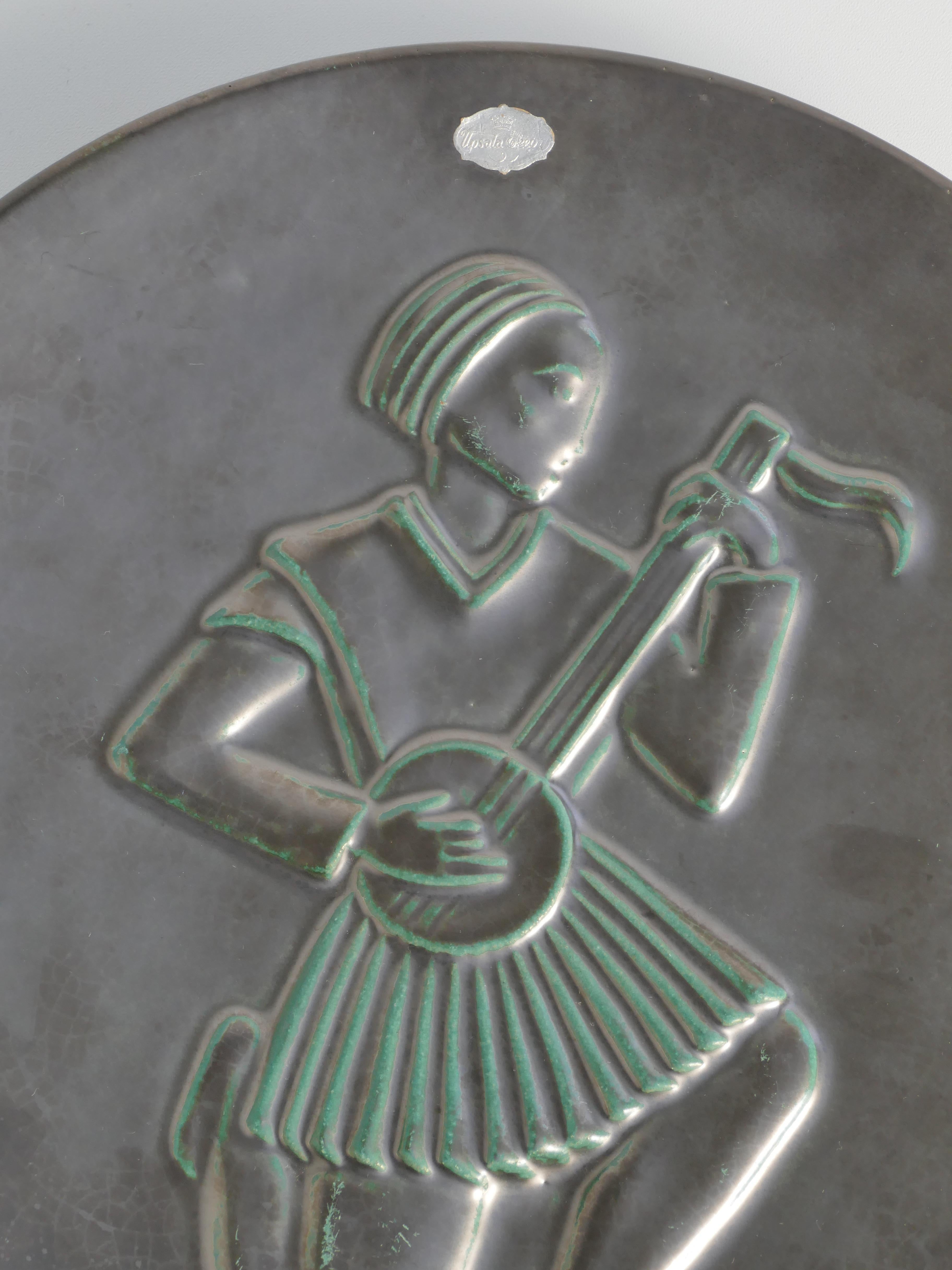 Placa de pared de cerámica negra y verde de Gertrud Lönegren para Upsala Ekeby, Suecia mediados del siglo XX en venta