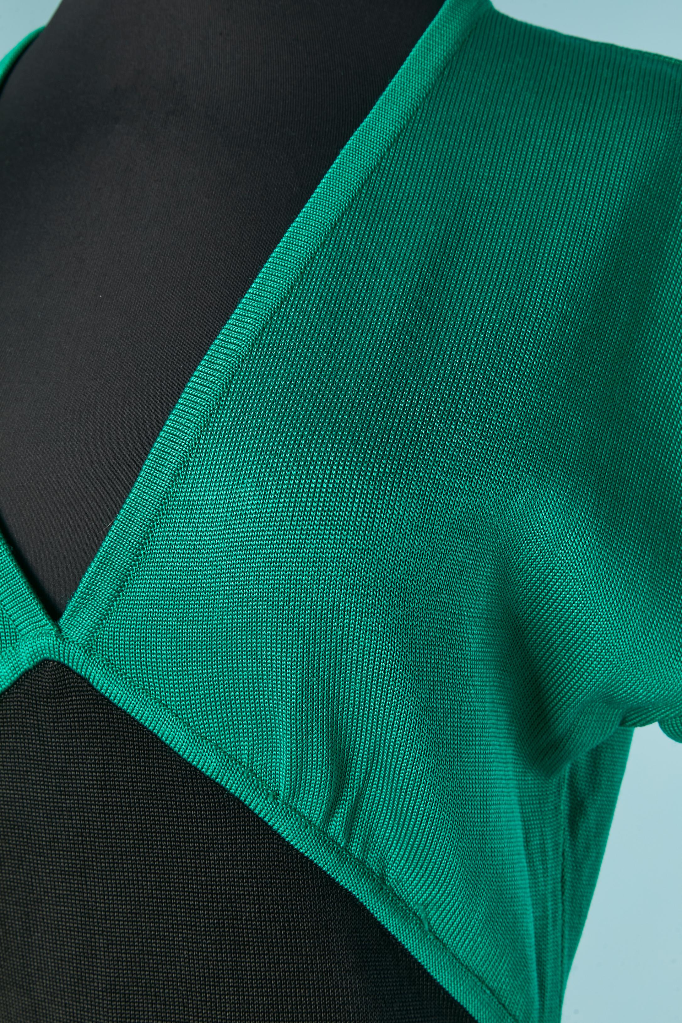 Robe de cocktail noire et verte en rayonne. 
TAILLE 38 (Fr) M 