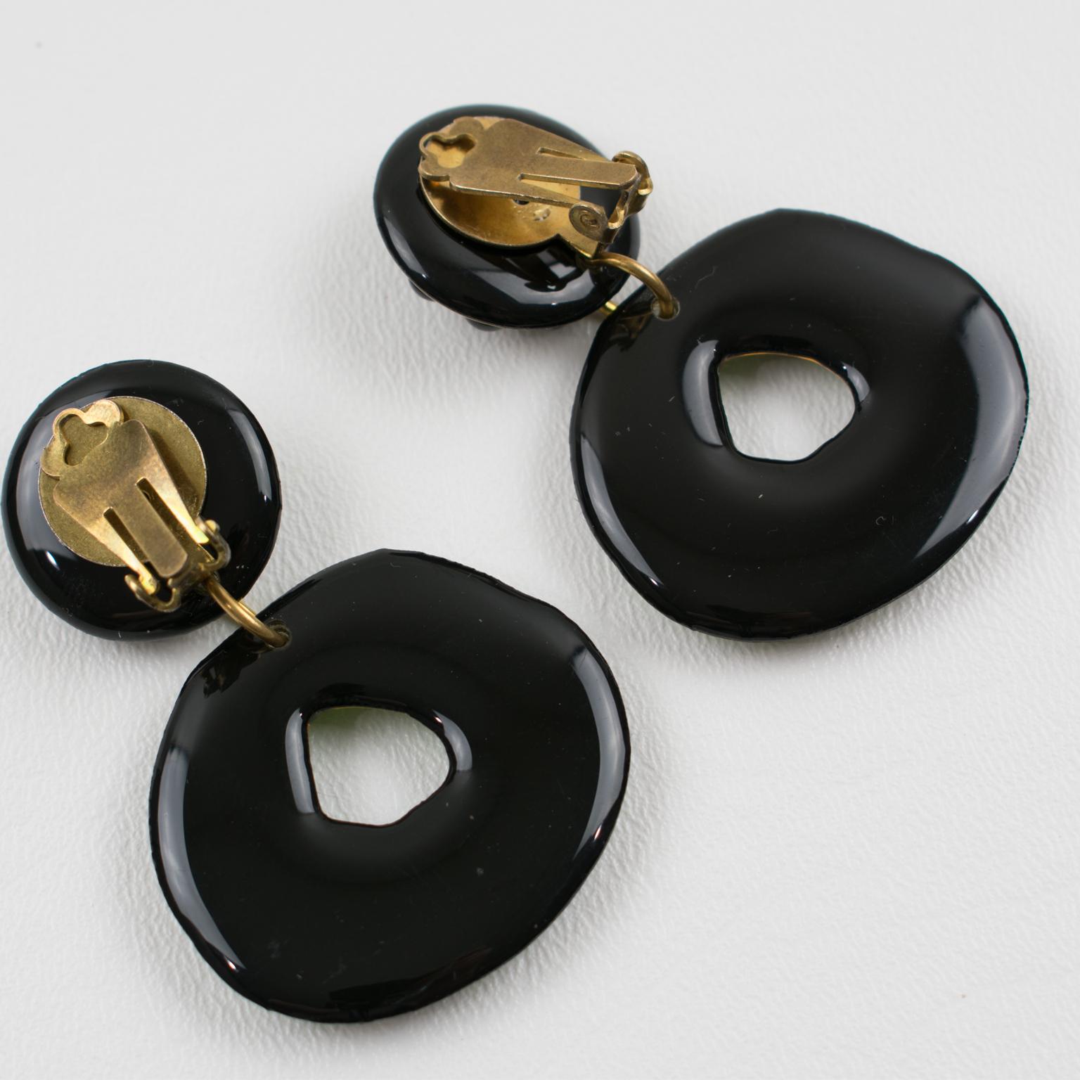 Black and Green Lucite Dangle Donut Clip Earrings In Excellent Condition For Sale In Atlanta, GA