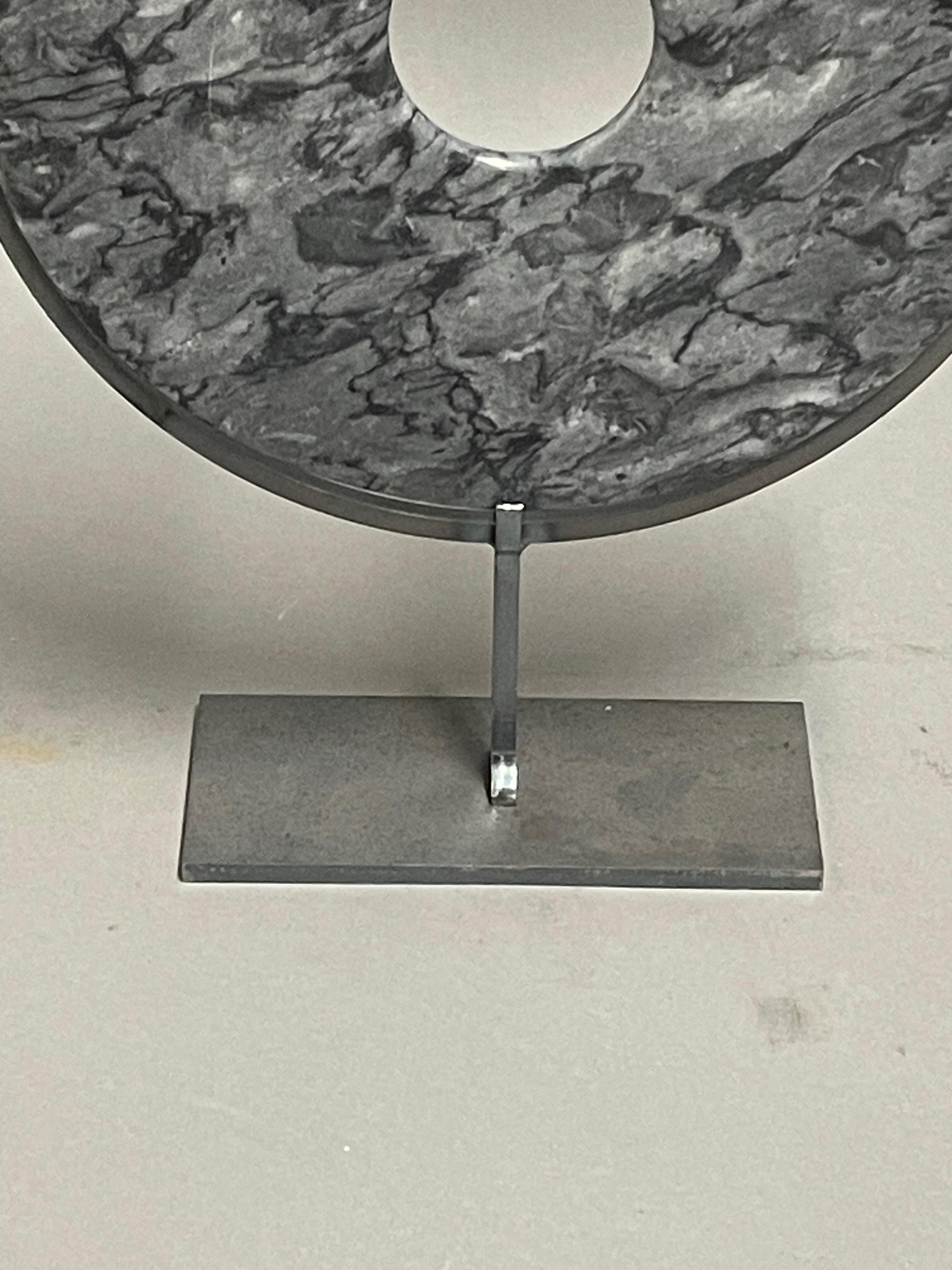 Ensemble noir et gris de deux disques de jade sur des stands en métal, Chine, Contemporary en vente 4