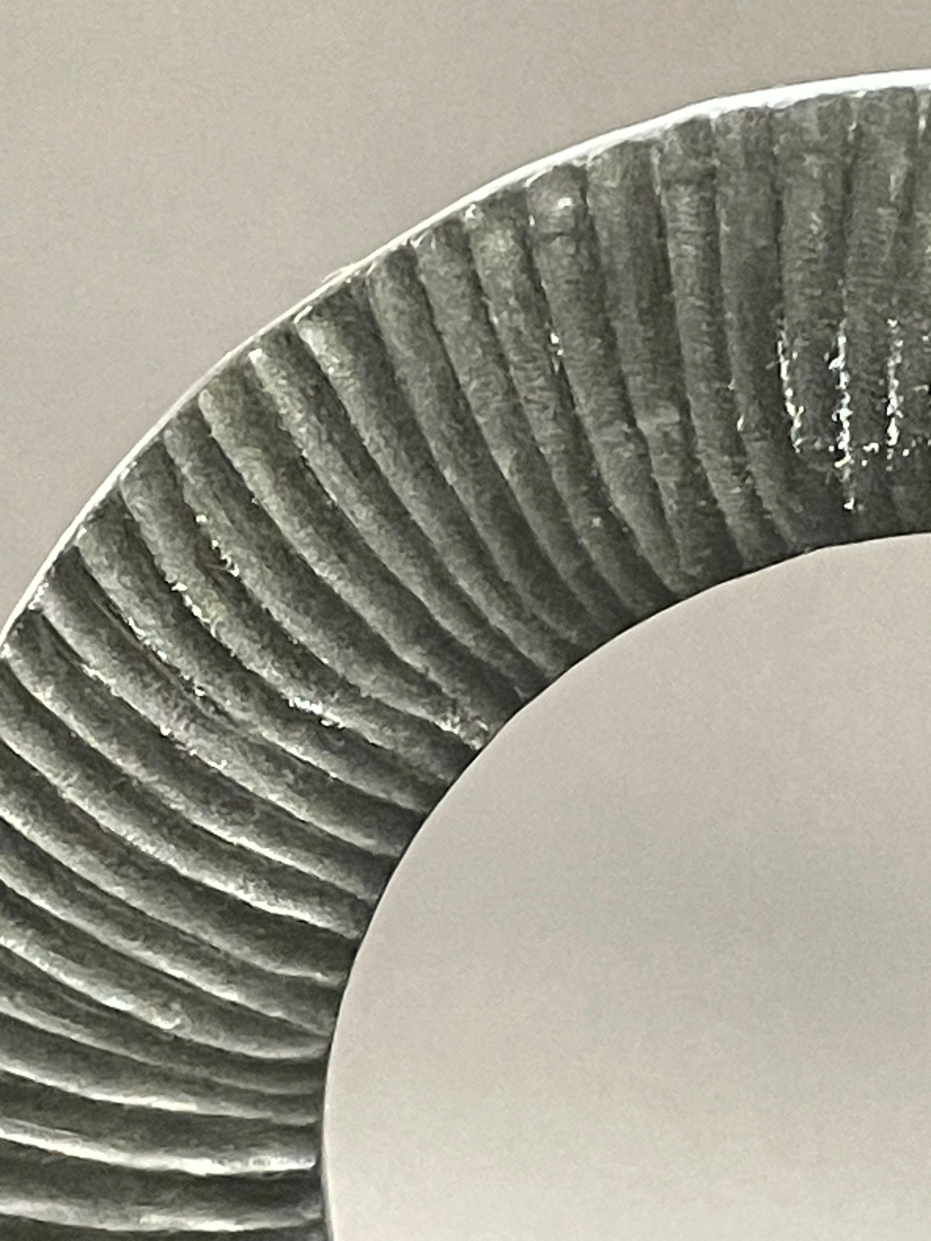 XXIe siècle et contemporain Ensemble noir et gris de deux disques de jade sur des stands en métal, Chine, Contemporary en vente