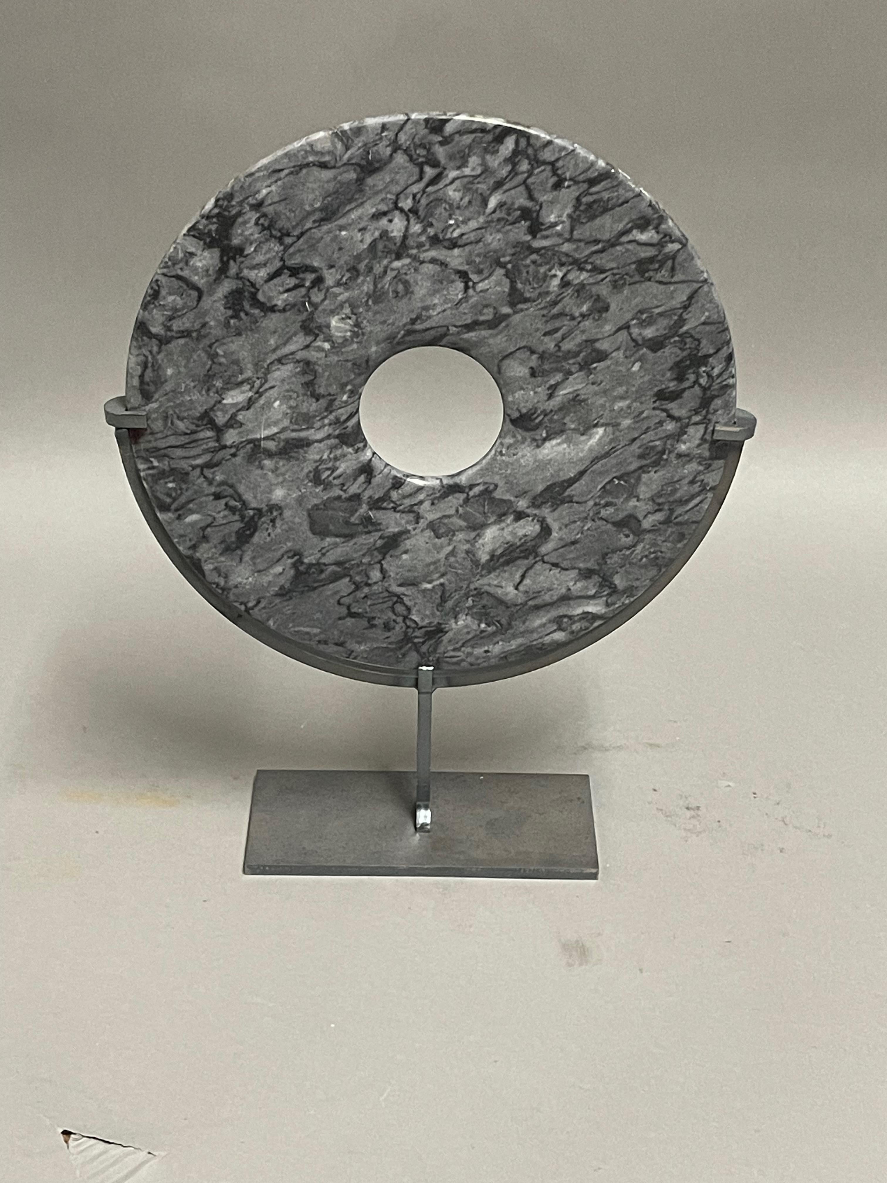 Ensemble noir et gris de deux disques de jade sur des stands en métal, Chine, Contemporary en vente 1