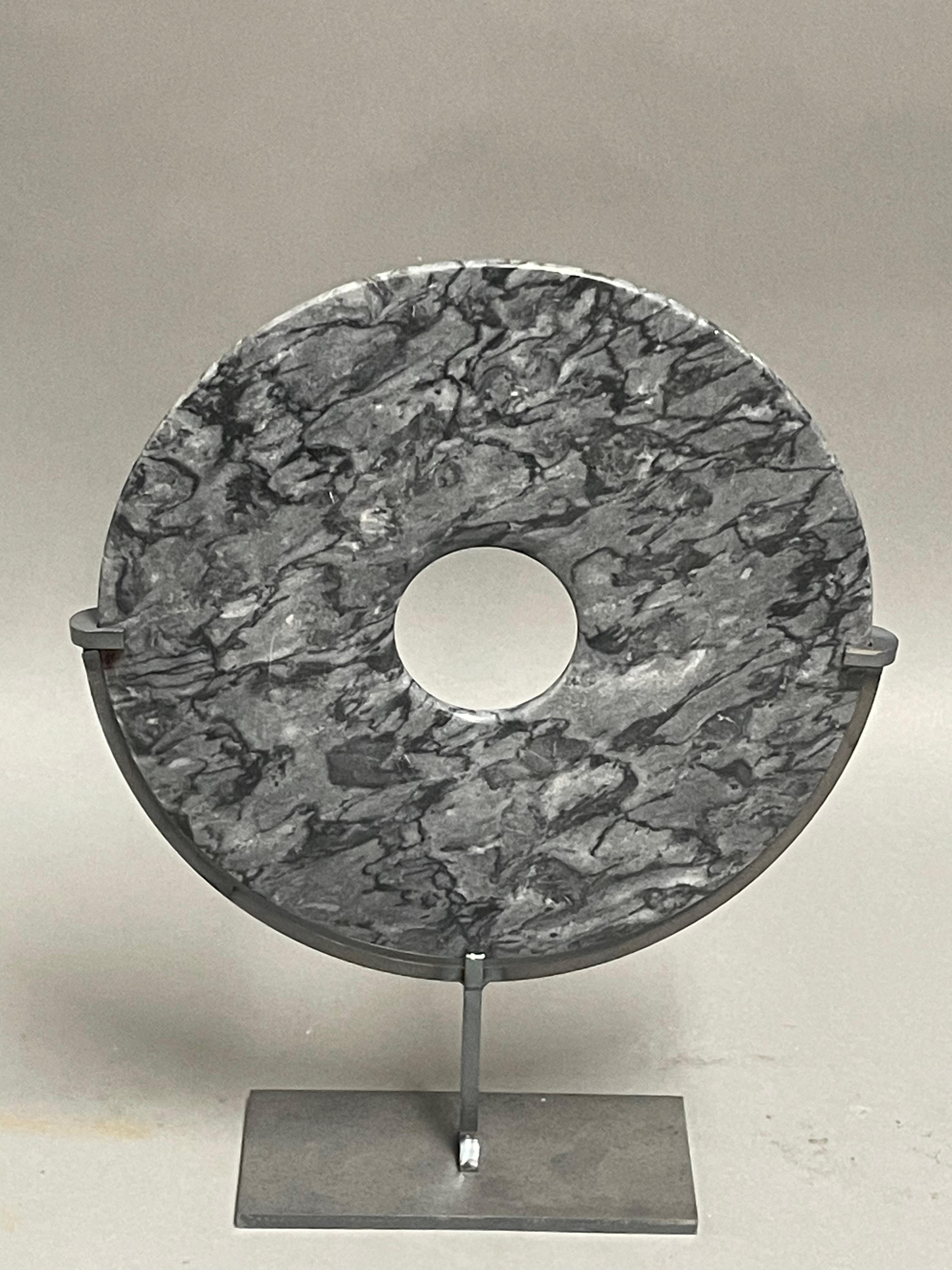 Ensemble noir et gris de deux disques de jade sur des stands en métal, Chine, Contemporary en vente 2