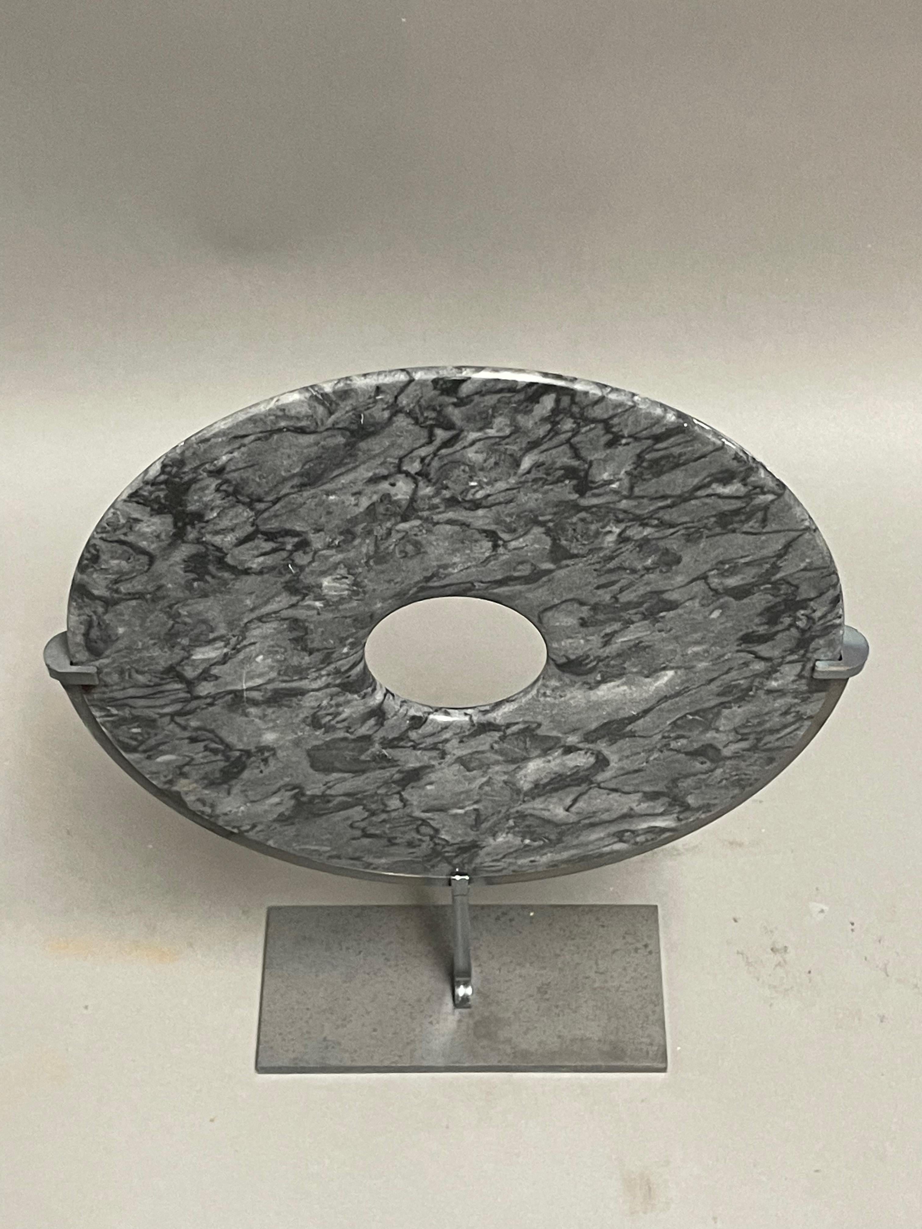 Ensemble noir et gris de deux disques de jade sur des stands en métal, Chine, Contemporary en vente 3