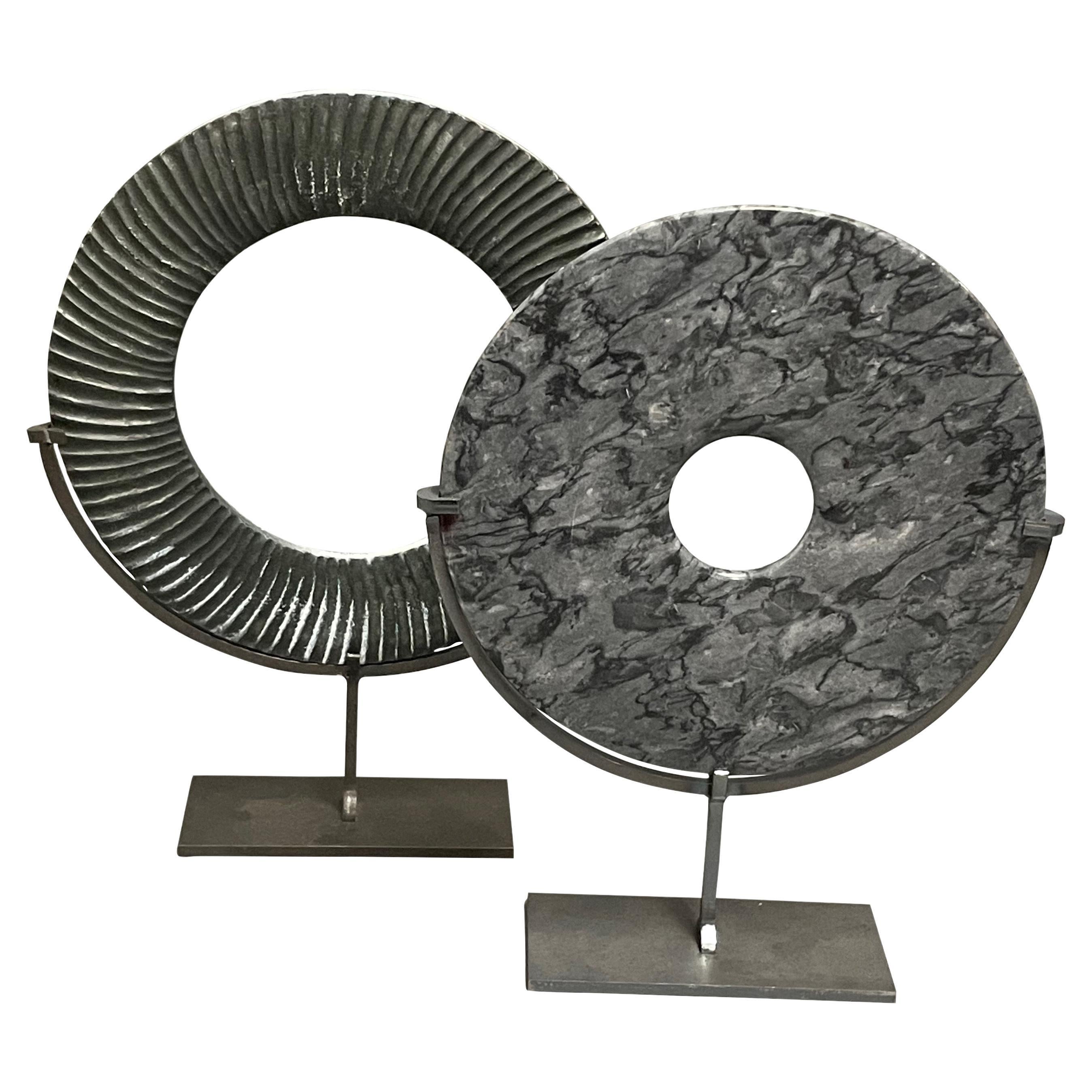 Ensemble noir et gris de deux disques de jade sur des stands en métal, Chine, Contemporary en vente