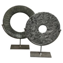 Ensemble noir et gris de deux disques de jade sur des stands en métal, Chine, Contemporary
