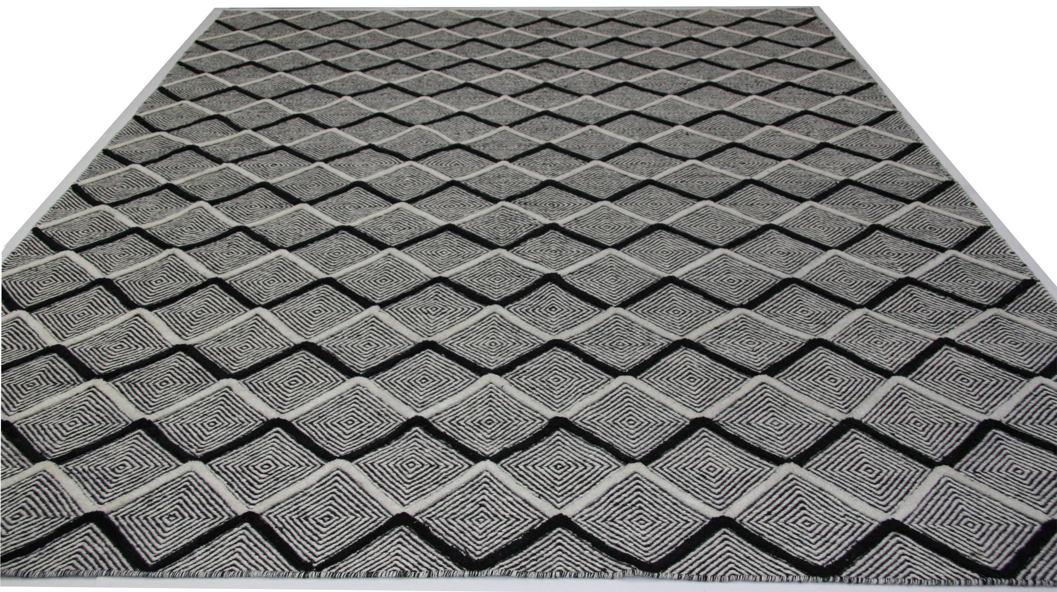 Questi diamanti neri e avorio sono una variante di una delle collezioni di design più popolari di Aga Johns. I colori contrastanti mettono in risalto la struttura alta e bassa, dando ulteriore consistenza e vivacità al pezzo. La lana annodata a mano