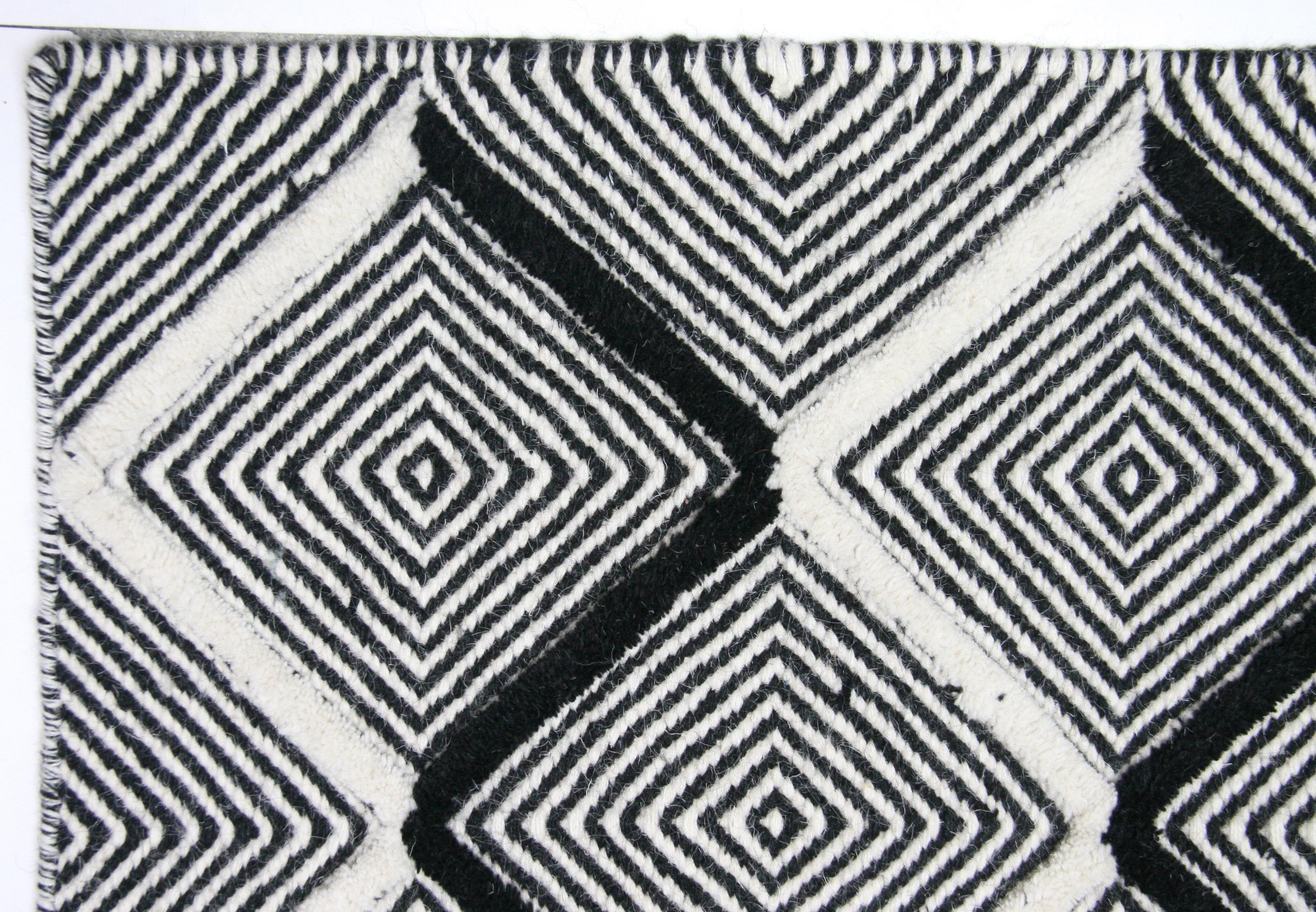 Black and Ivory Diamonds High Low Area Rug In New Condition For Sale In Los Angeles, CA
