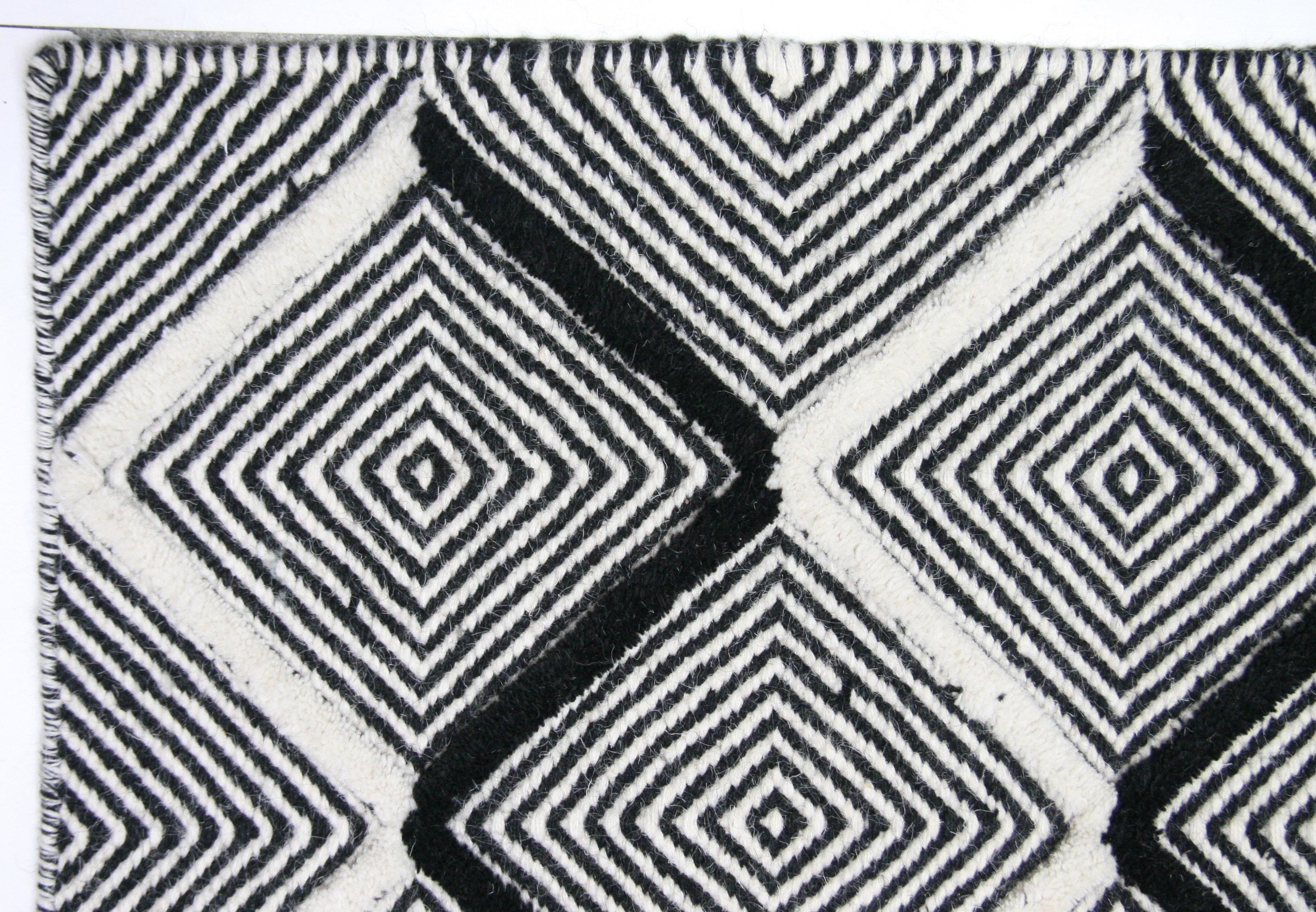 Tappeto d'area Diamonds High Low nero e avorio In condizioni Nuovo in vendita a West Hollywood, CA