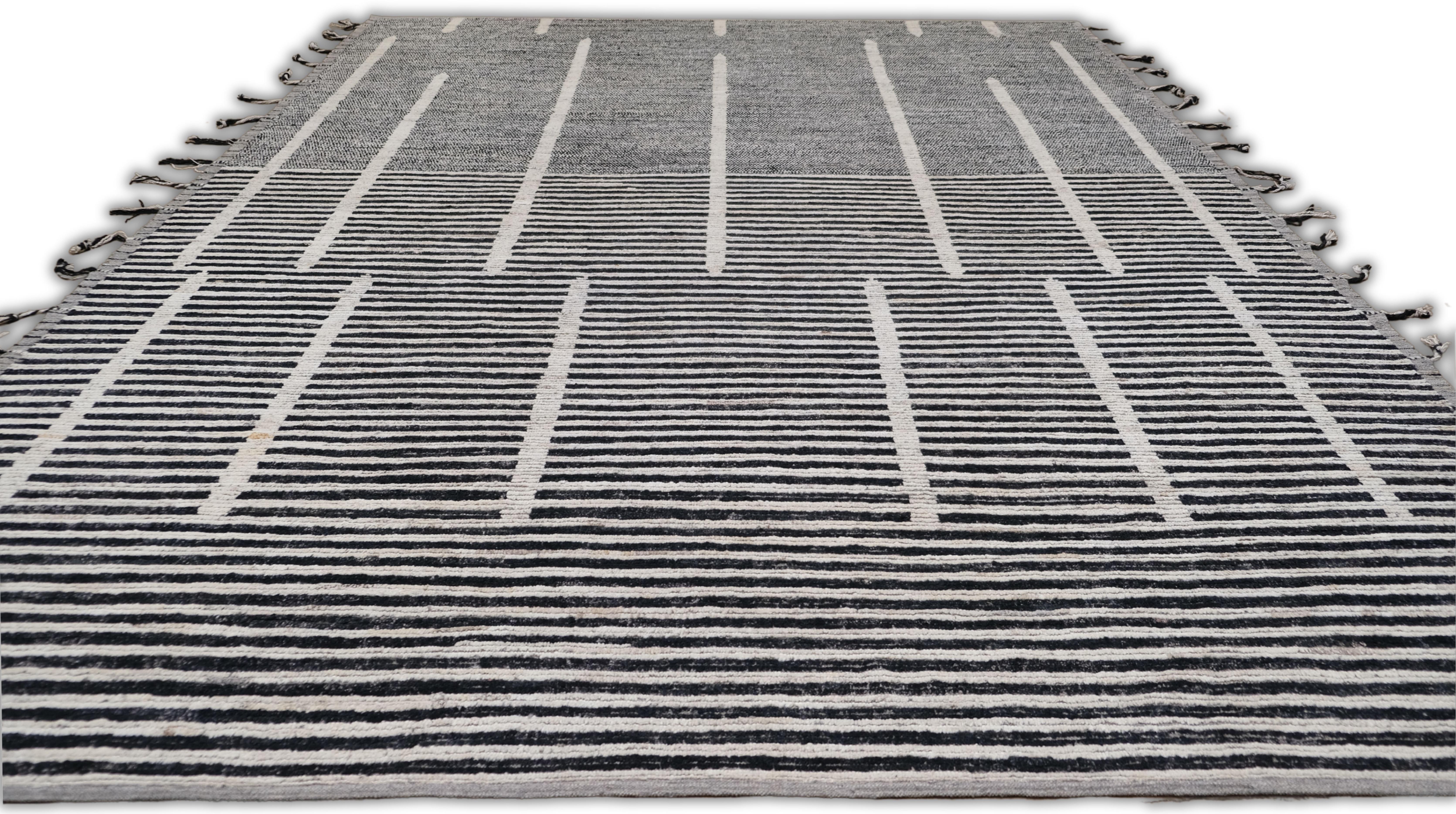 Tappeto in lana nero e avorio dal design geometrico tribale moderno 10'5''x13'8'' in vendita 2