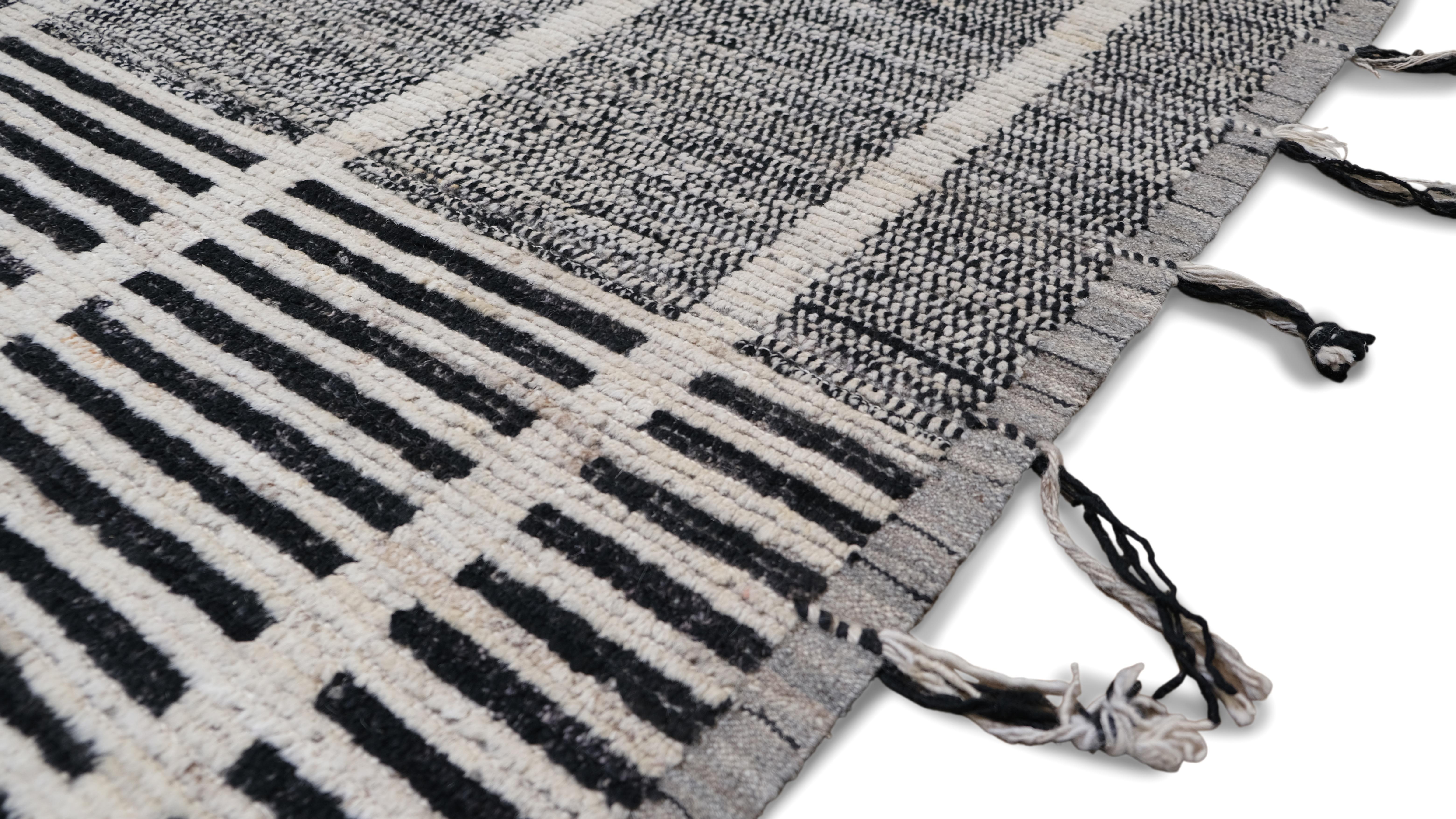 Moderno Tappeto in lana nero e avorio dal design geometrico tribale moderno 10'5''x13'8'' in vendita