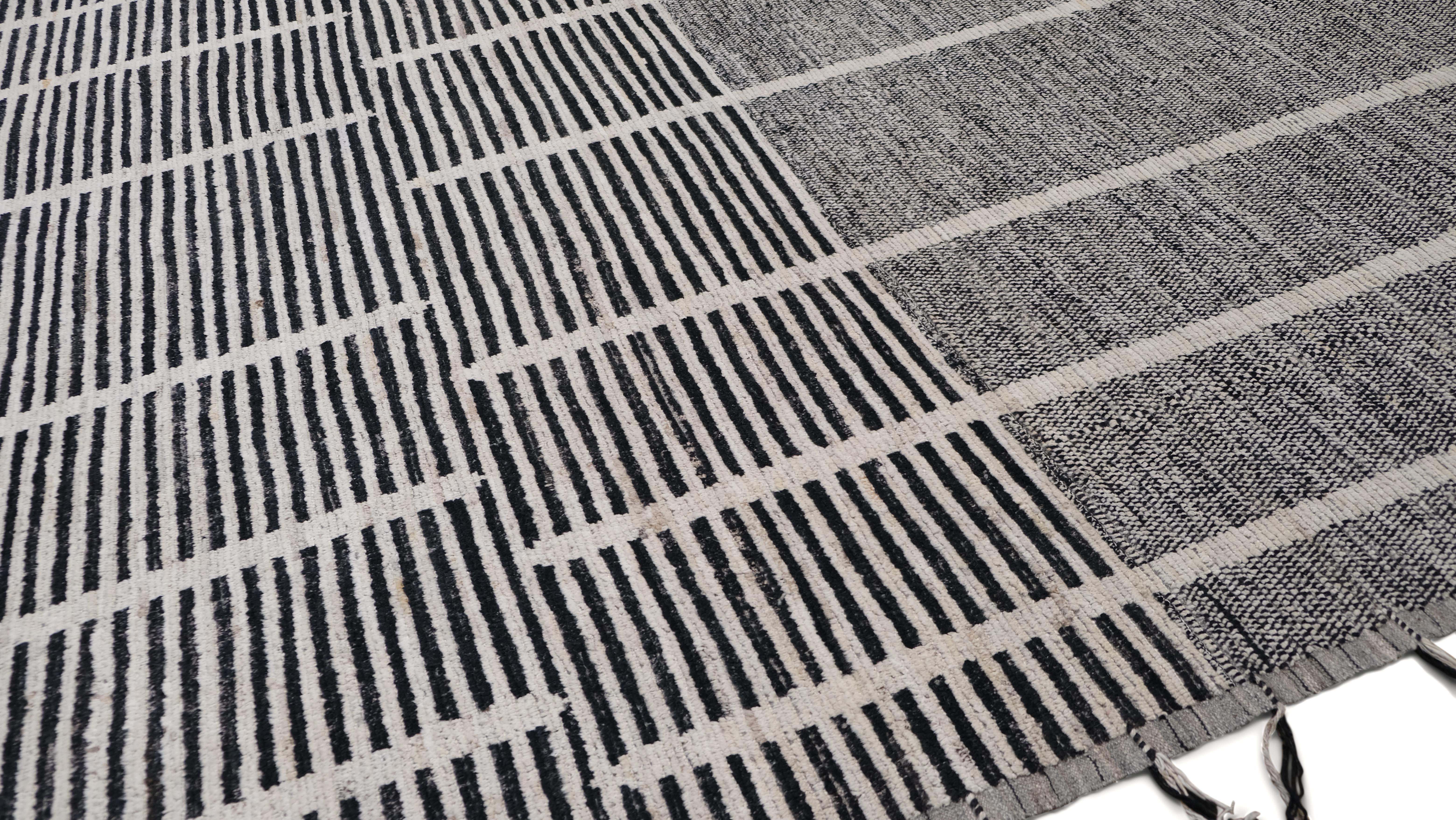Afghano Tappeto in lana nero e avorio dal design geometrico tribale moderno 10'5''x13'8'' in vendita
