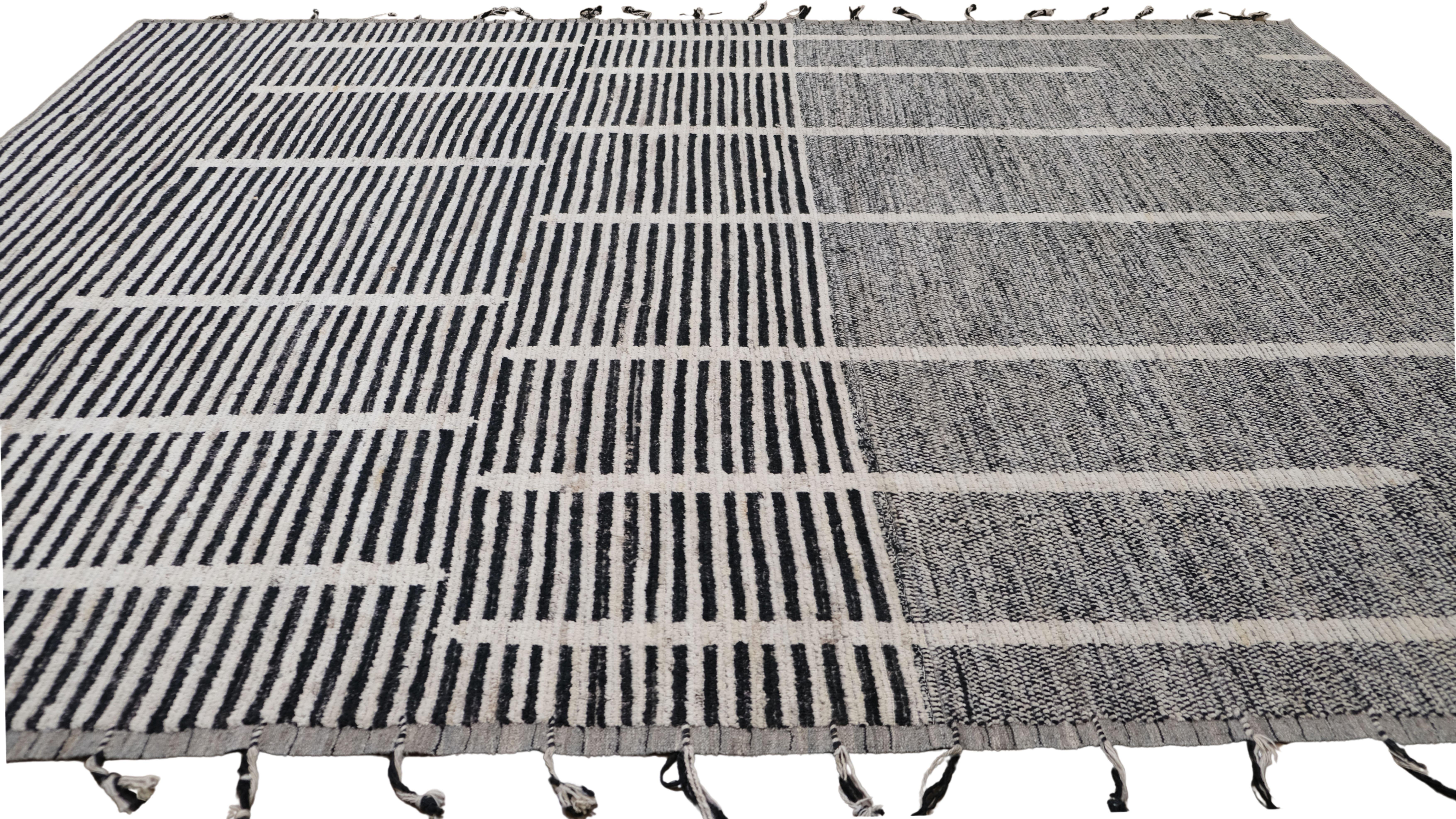 Annodato a mano Tappeto in lana nero e avorio dal design geometrico tribale moderno 10'5''x13'8'' in vendita