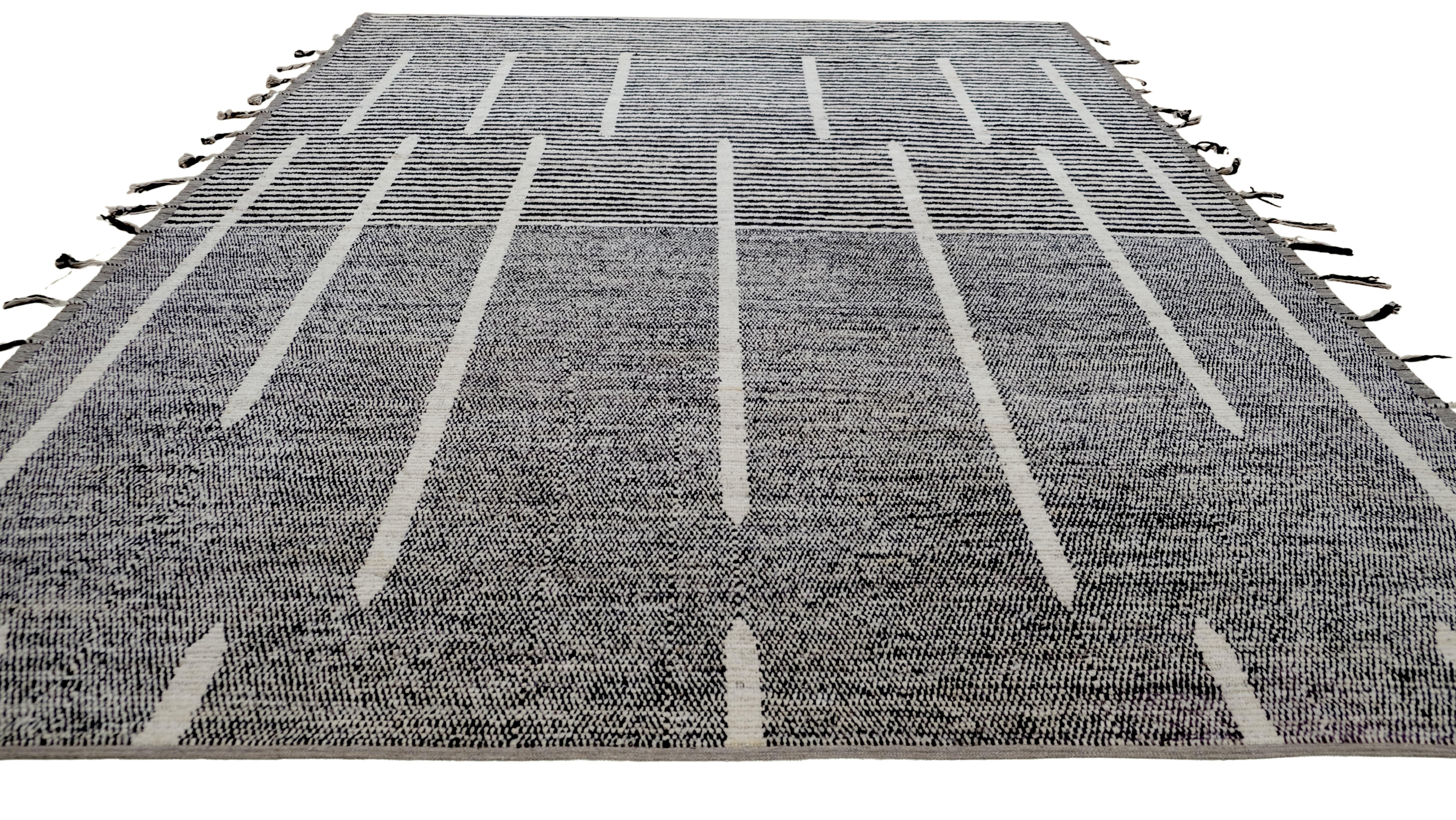 XXI secolo e contemporaneo Tappeto in lana nero e avorio dal design geometrico tribale moderno 10'5''x13'8'' in vendita