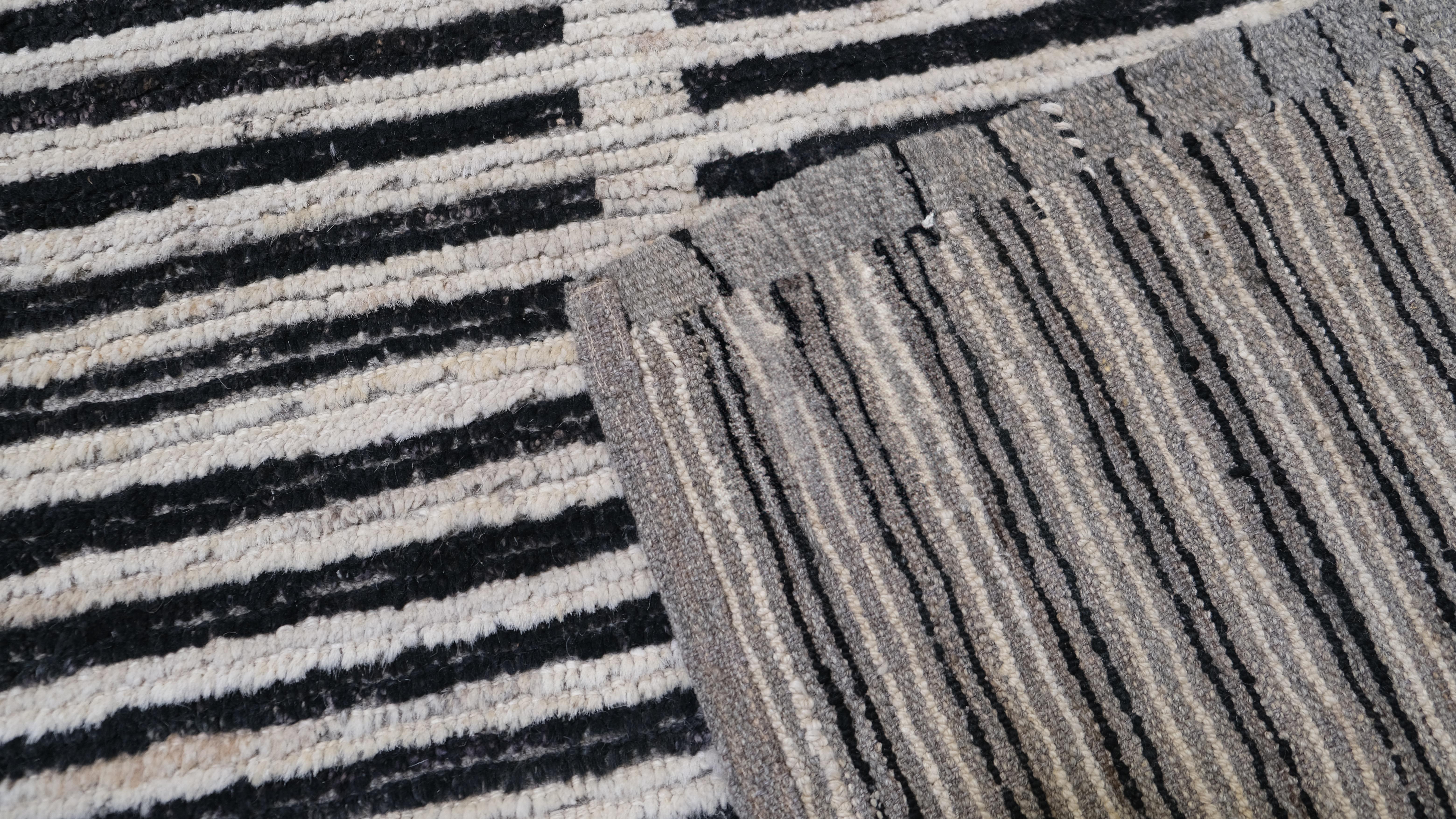 Lana Tappeto in lana nero e avorio dal design geometrico tribale moderno 10'5''x13'8'' in vendita