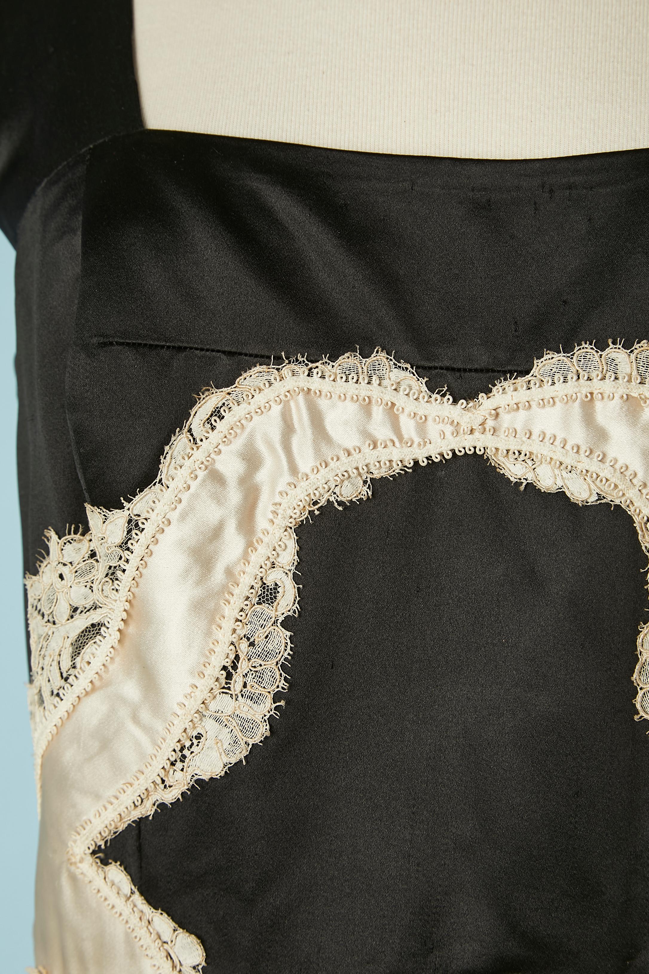 Blanc Robe du soir en satin noir et ivoire avec applications de dentelle Emilio Schuberth Roma  en vente